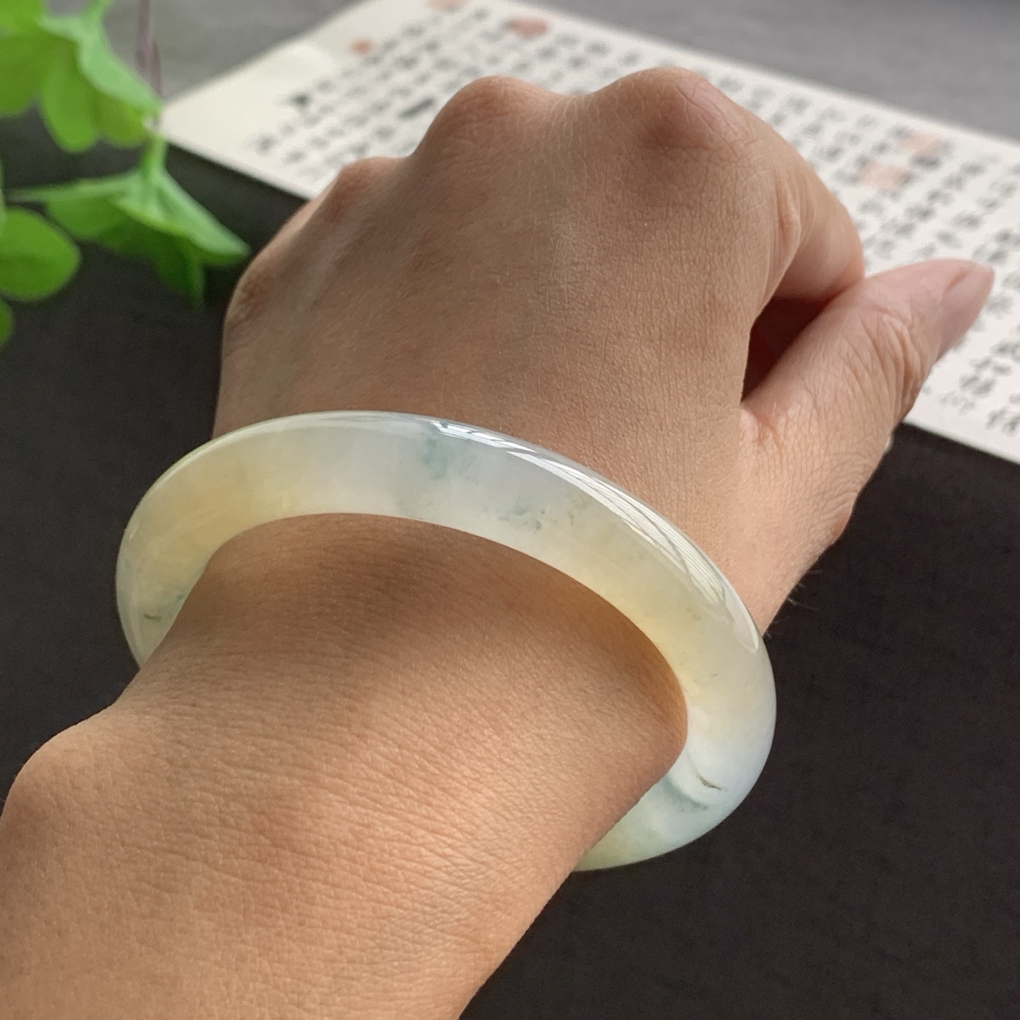 070832JM 黄翡飘花圆条翡翠手镯 54-10.2