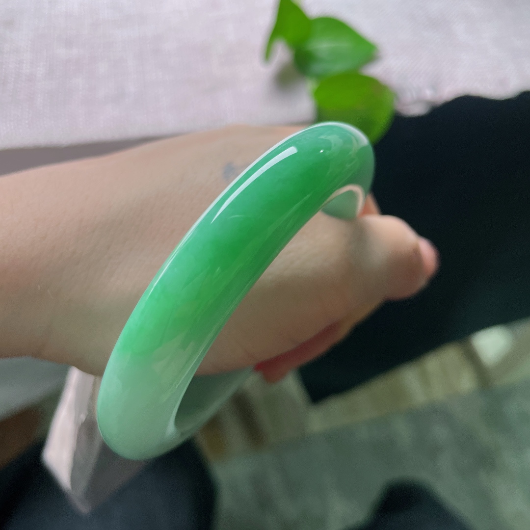 57/12.8/10.1，飘绿正圈，无裂，胶润玉底澄澈清爽，一截鲜翠沁透镯身，上手顺滑冰凉，自带沁人心脾的清爽舒适感。ss55908a。