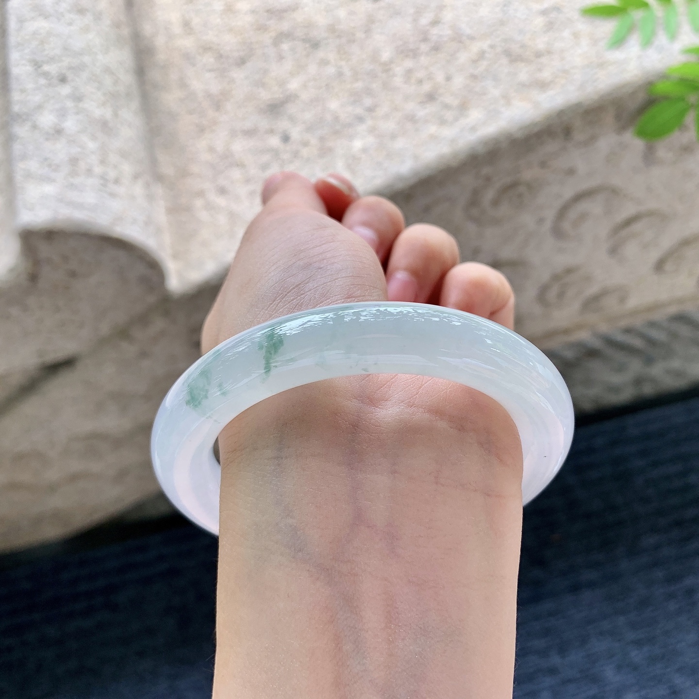 圆条55 56【圈口】56.8/11.3/10【编码】Q5070948【描述】冰糯飘花，水润，种老，细腻，无裂