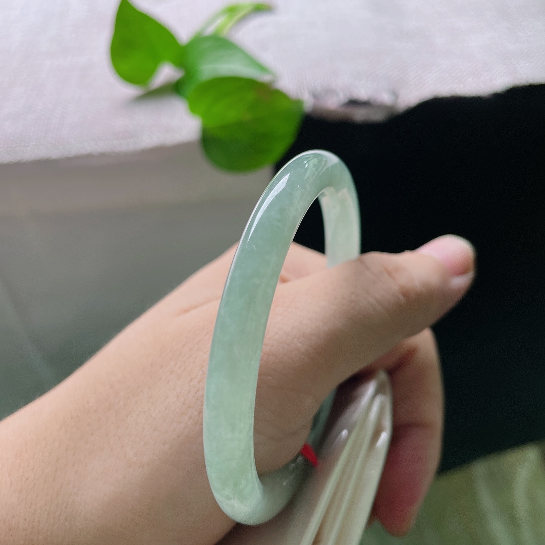 54.7/7.2，冰油圆条，叮当镯，皮纹，水光澄澈上手冰爽，清透素雅自带凉意。ss55874a。