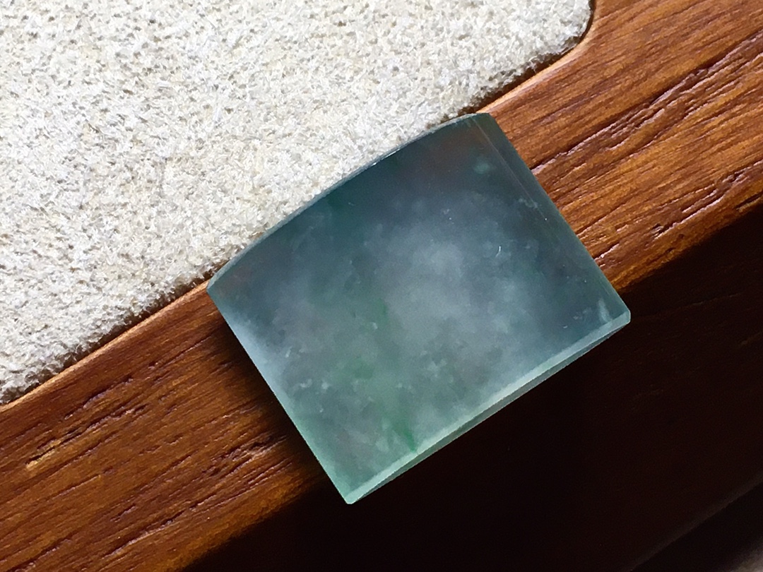 ️ 飘色马鞍 色泽青翠漂亮，种水，无裂尺寸17*13*6