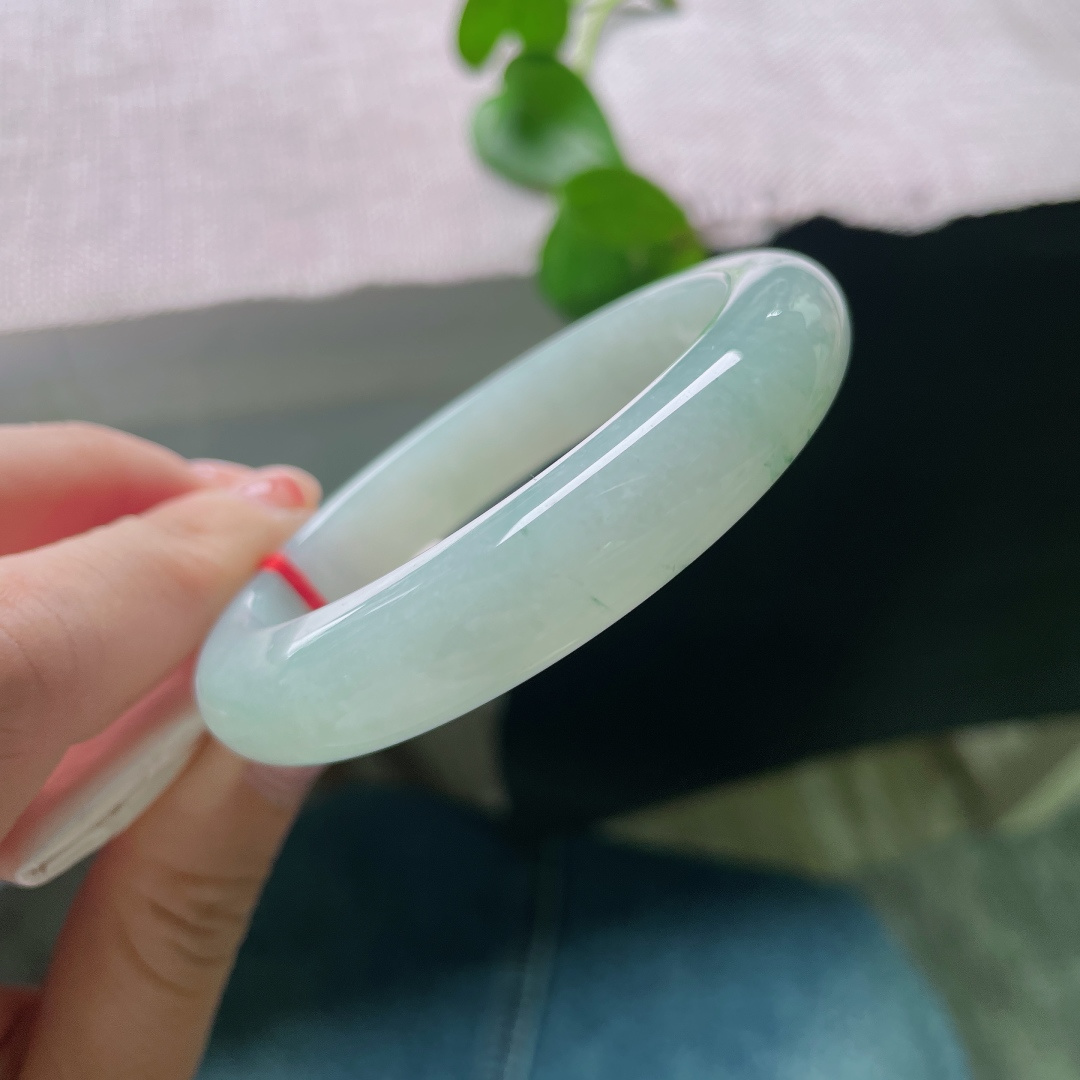 绿底飘花正圈。无裂，淡晴水玉镯轻携写意飘花，温润雅致，举手投足尽显温柔优雅。ss53884a