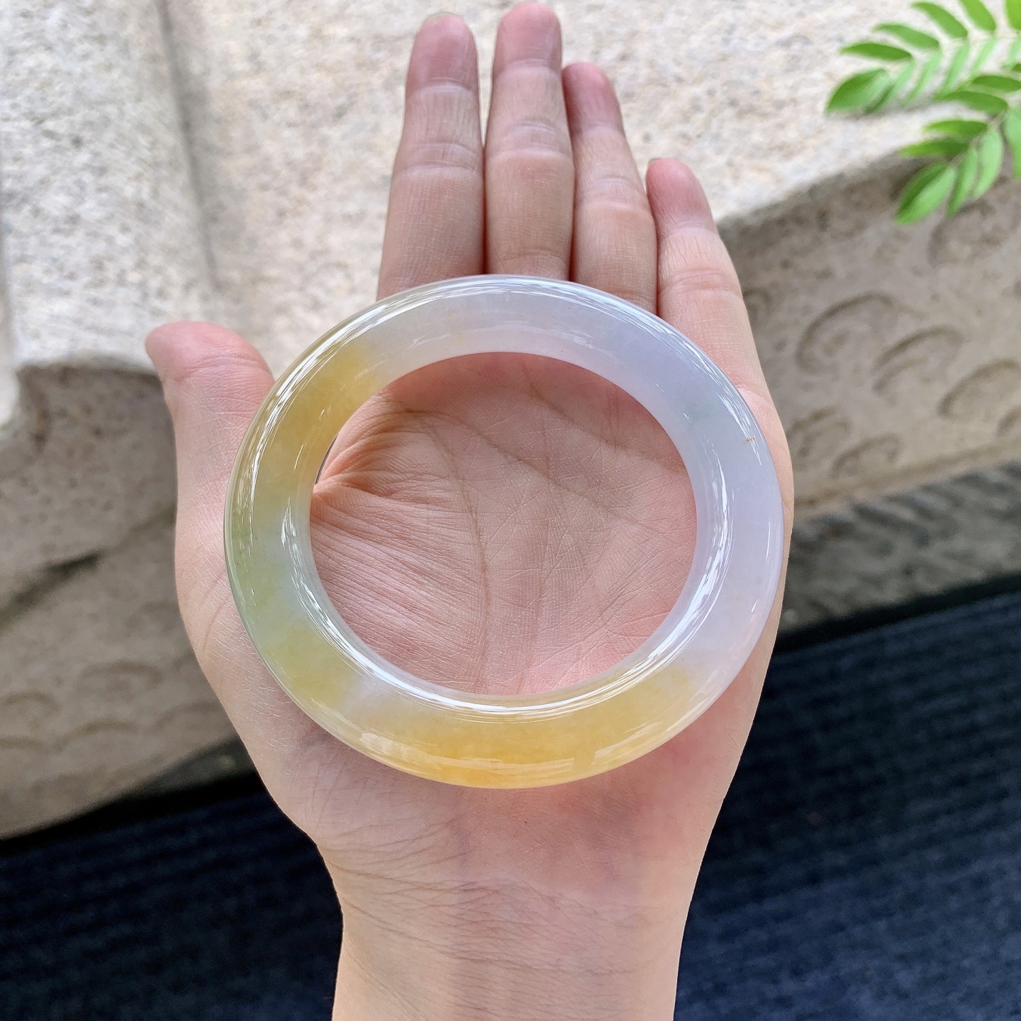 圆条53 54，圈口54.1/10.6/11，编码BA071003，描述冰糯飘黄翡，水润，种老，细腻
