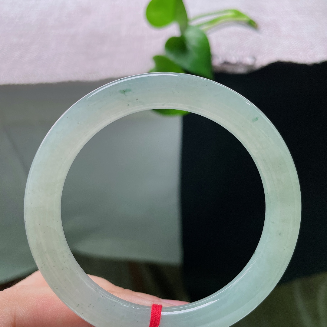 55.4/8.8，飘花圆条，晶体纹，玉质通透清亮，零星飘花散落玉间，温润的质感简约，腕间尽显清冷温婉