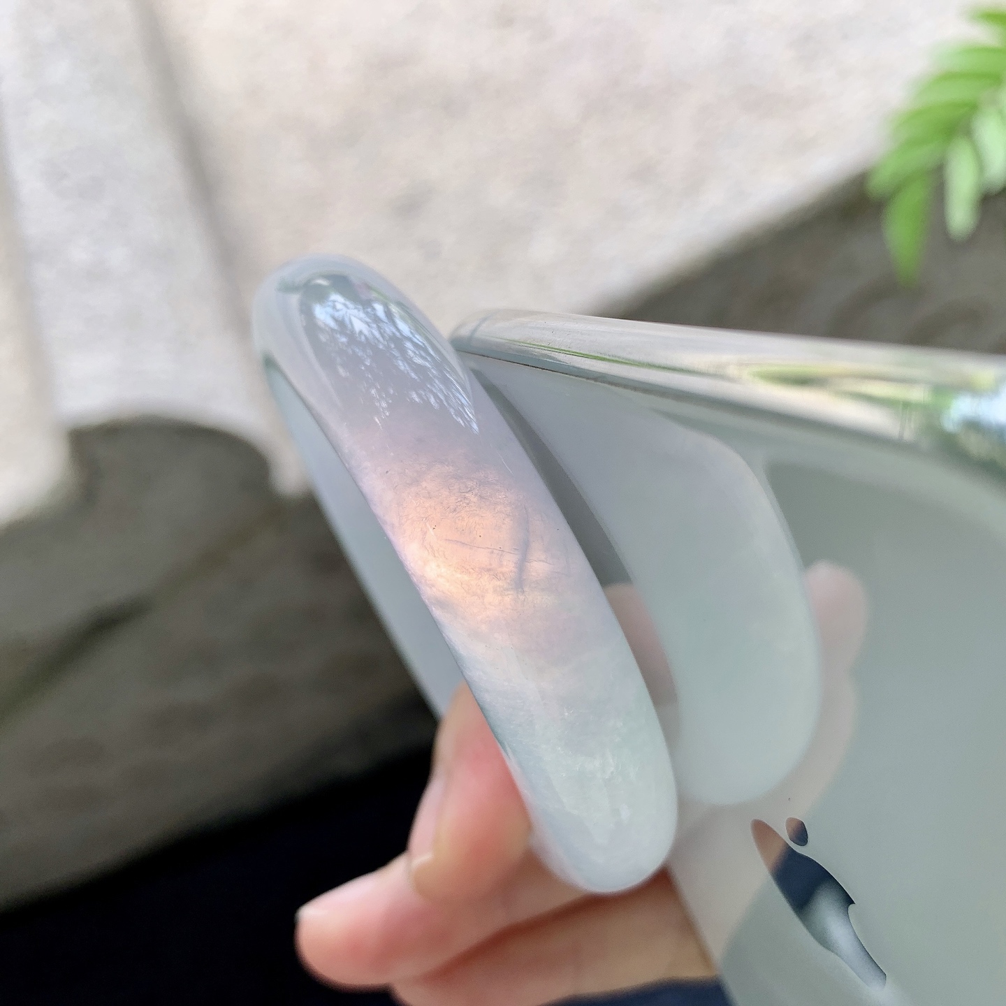正圈52 53 圈口52/12.4/8.5 编码BA071073 描述糯冰飘飘绿，水润，种老，细腻，打灯有絮线
