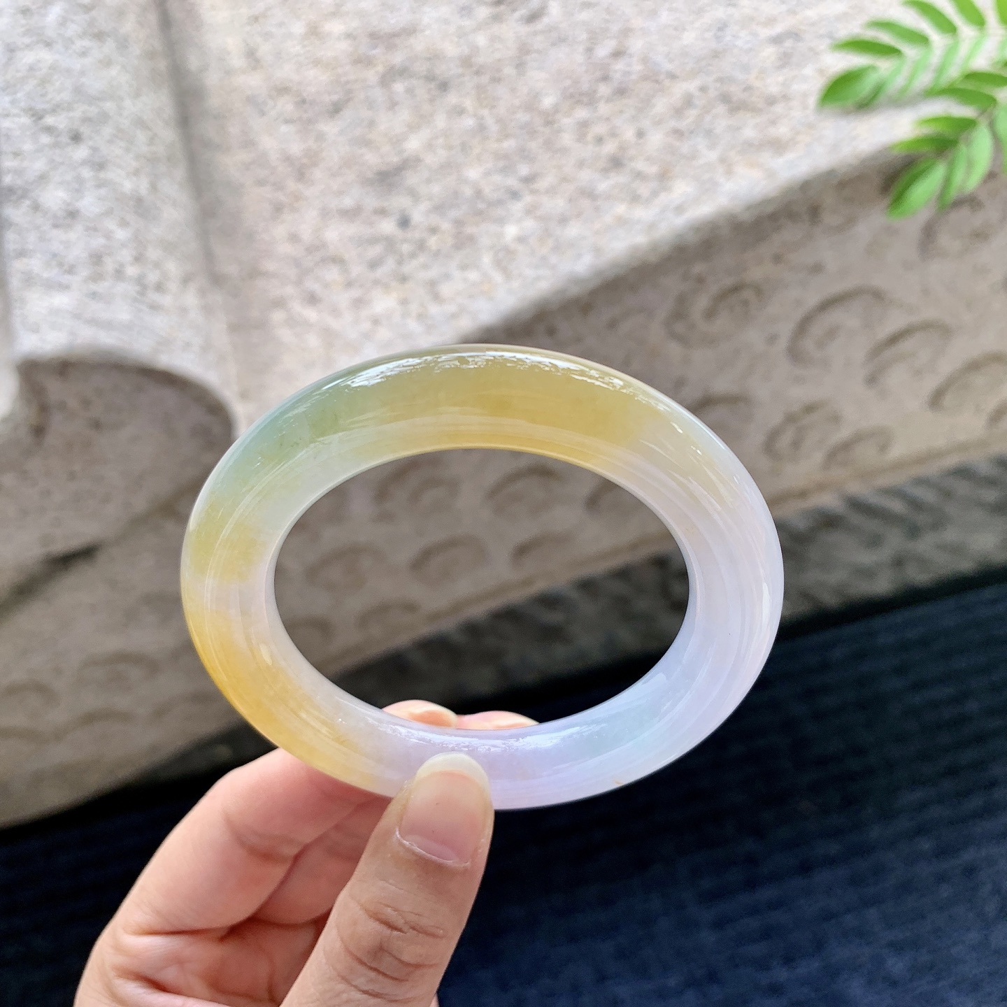 圆条53 54，圈口54.1/10.6/11，编码BA071003，描述冰糯飘黄翡，水润，种老，细腻，有纹线