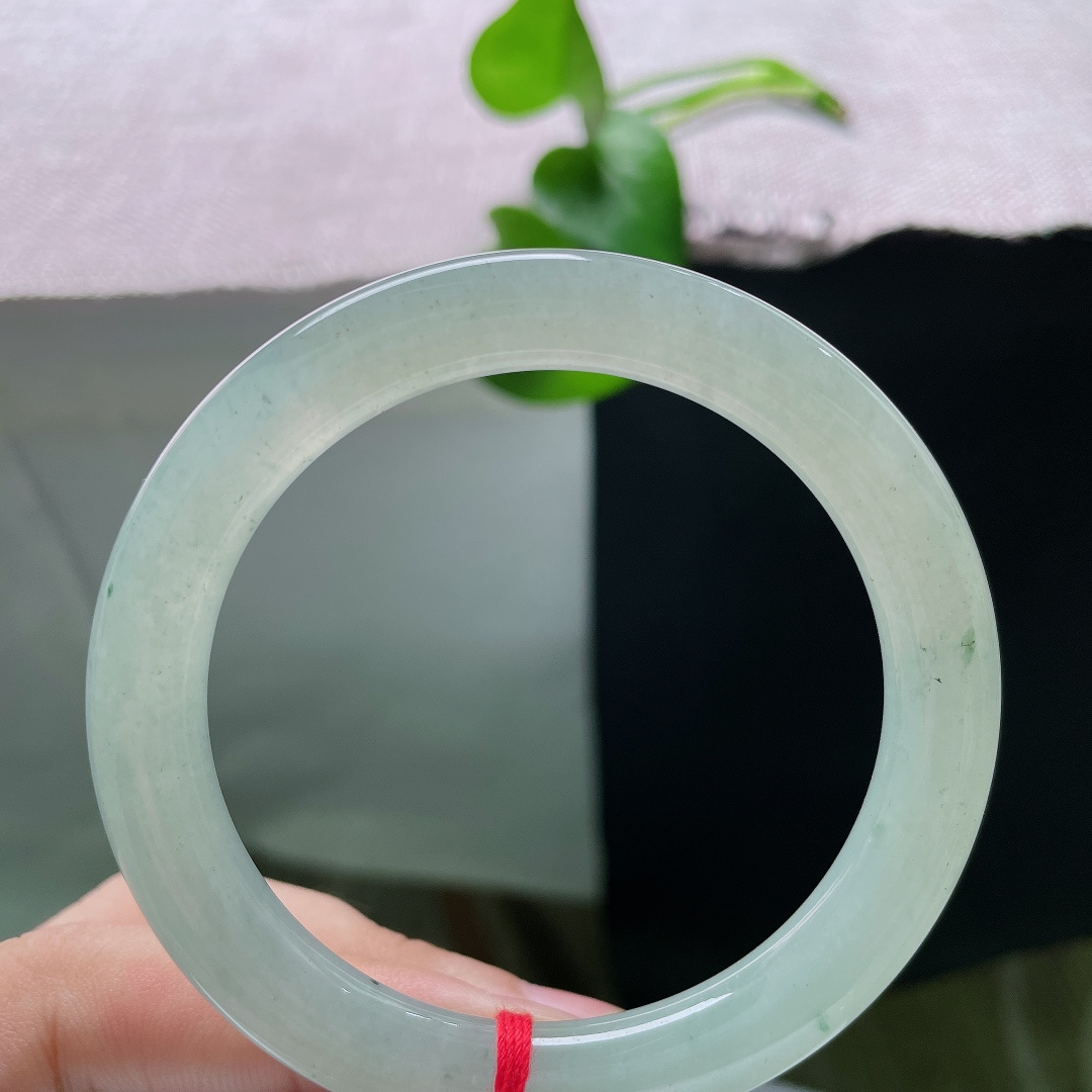 55.4/8.8，飘花圆条，晶体纹，玉质通透清亮，零星飘花散落玉间，温润的质感简约，腕间尽显清冷温婉的东方气质。ss55921a