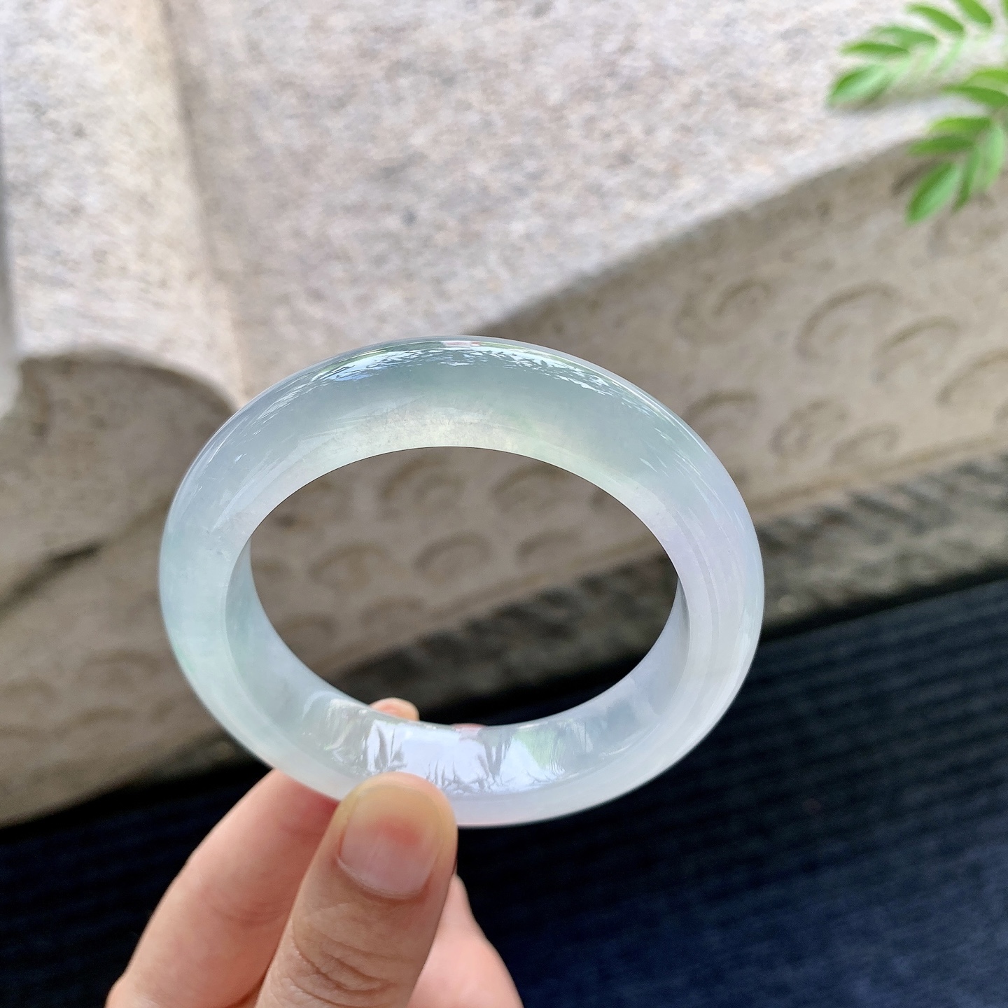 正圈53 54【圈口】54/13/9.2【编码】G7071042【描述】冰糯飘绿，水润，种老，细腻，打灯有棉线