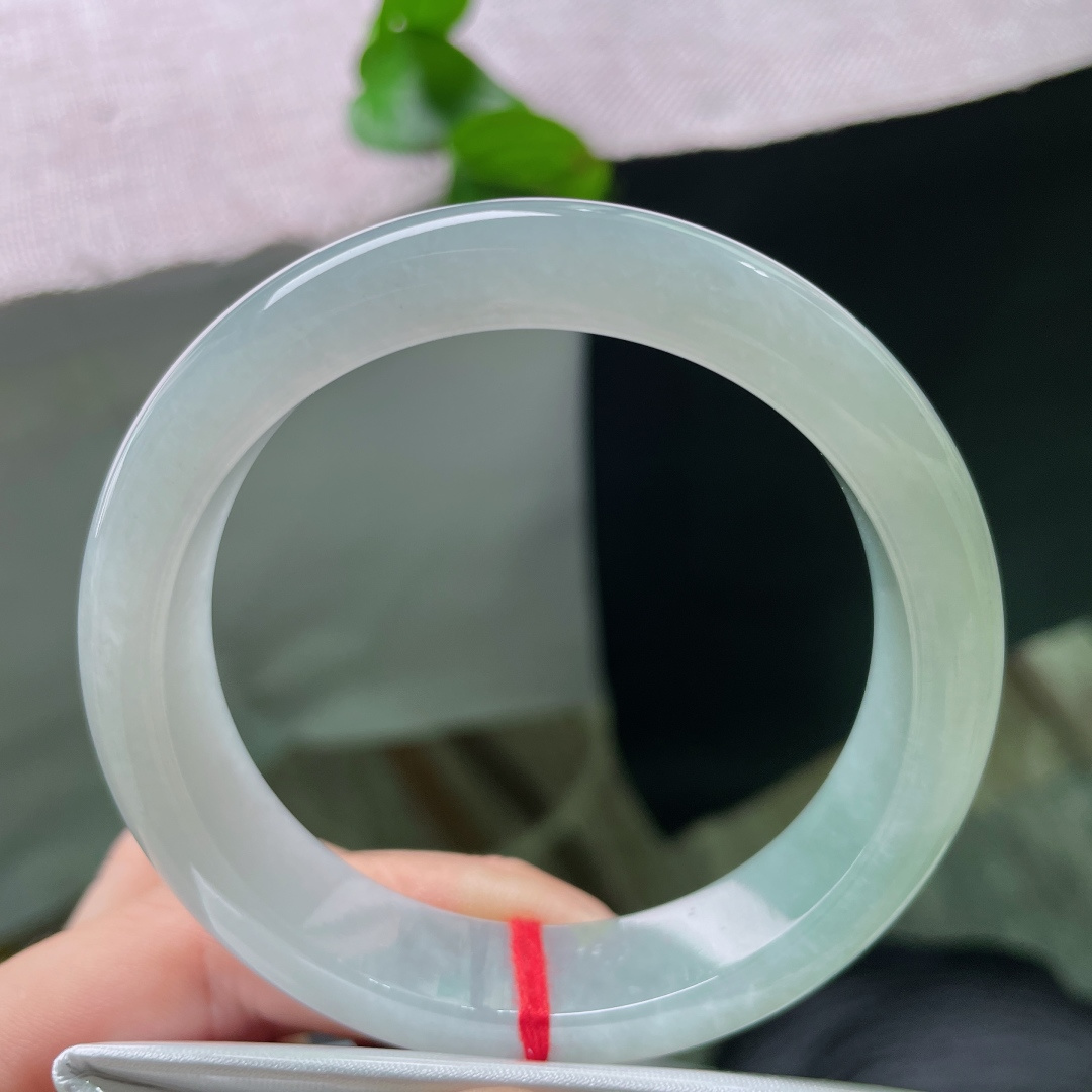 56.9/13.8/8.6，无裂，冰透晴水翡翠镯莹润起胶，清浅柔绿自带温婉气韵，上手高贵典雅尽显东方