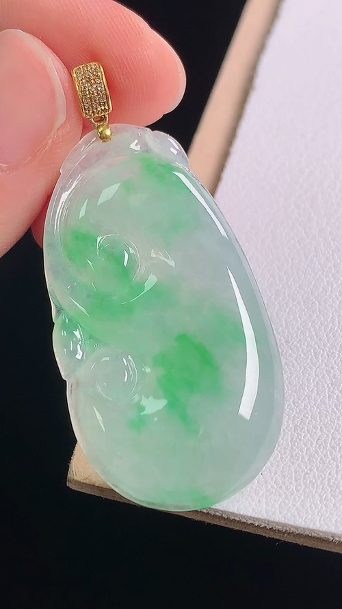 ️18K冰飘绿如意吊坠，无裂，尺寸:43.9-37.9-20.7-3.8mm 4