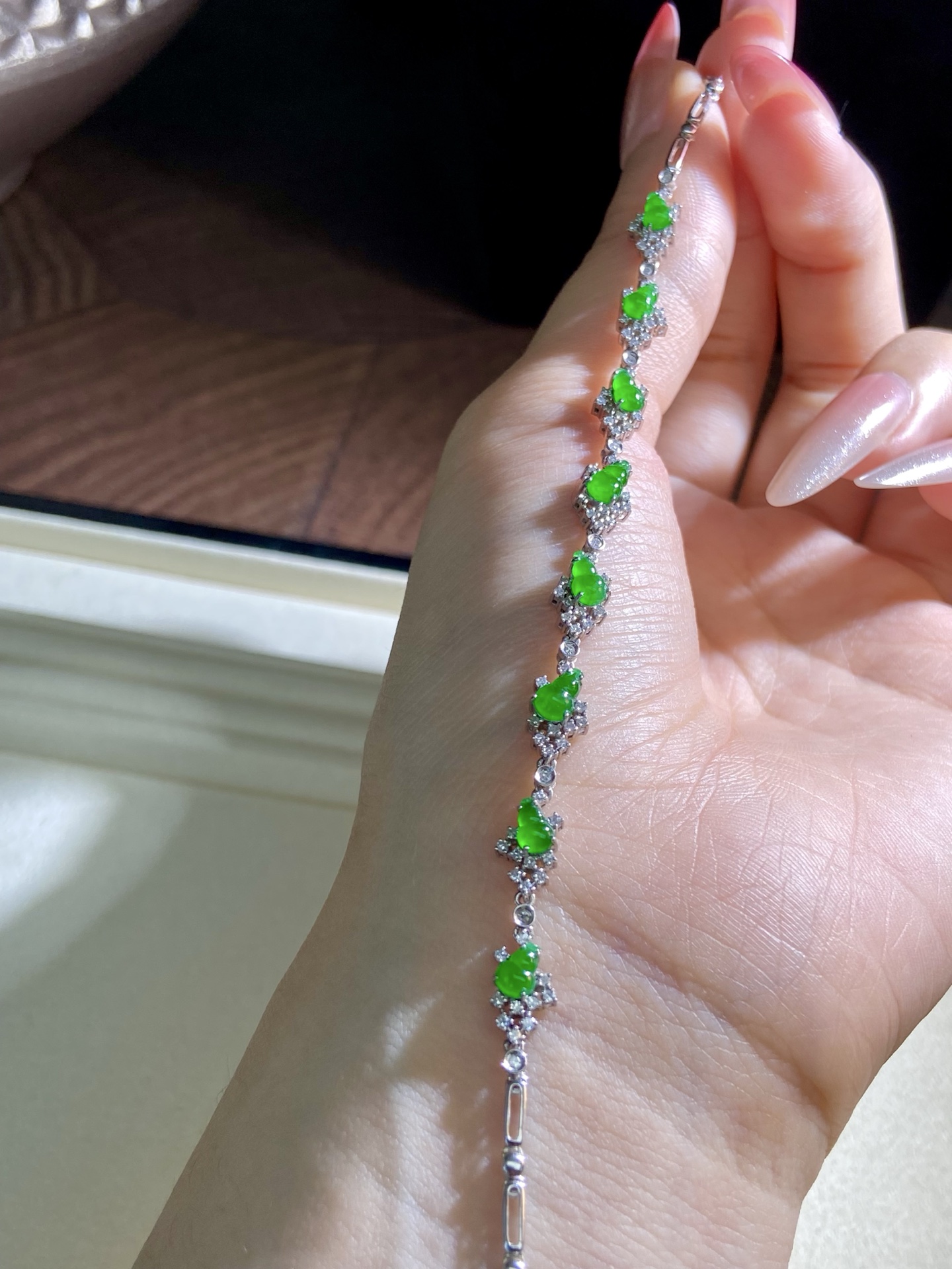 冰种阳绿葫芦手链，尺寸精致又年轻，贵气度刚刚好，把葫芦的灵气完全衬出来，上手温婉显贵：11.4-6.1-3.8，裸石：6.7-3.7-2mm