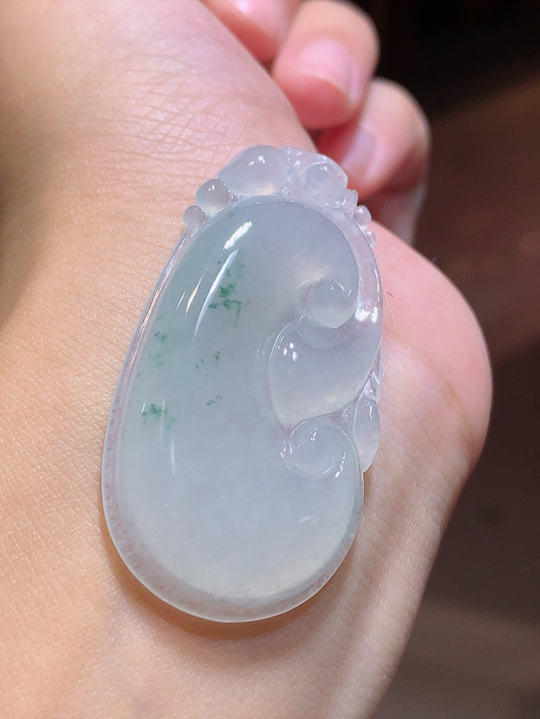 冰飘花如意挂件。种老水润细腻，饱满冰胶，飘花灵动，佩戴精致大气 货号06707，46.8-24.7-5.6