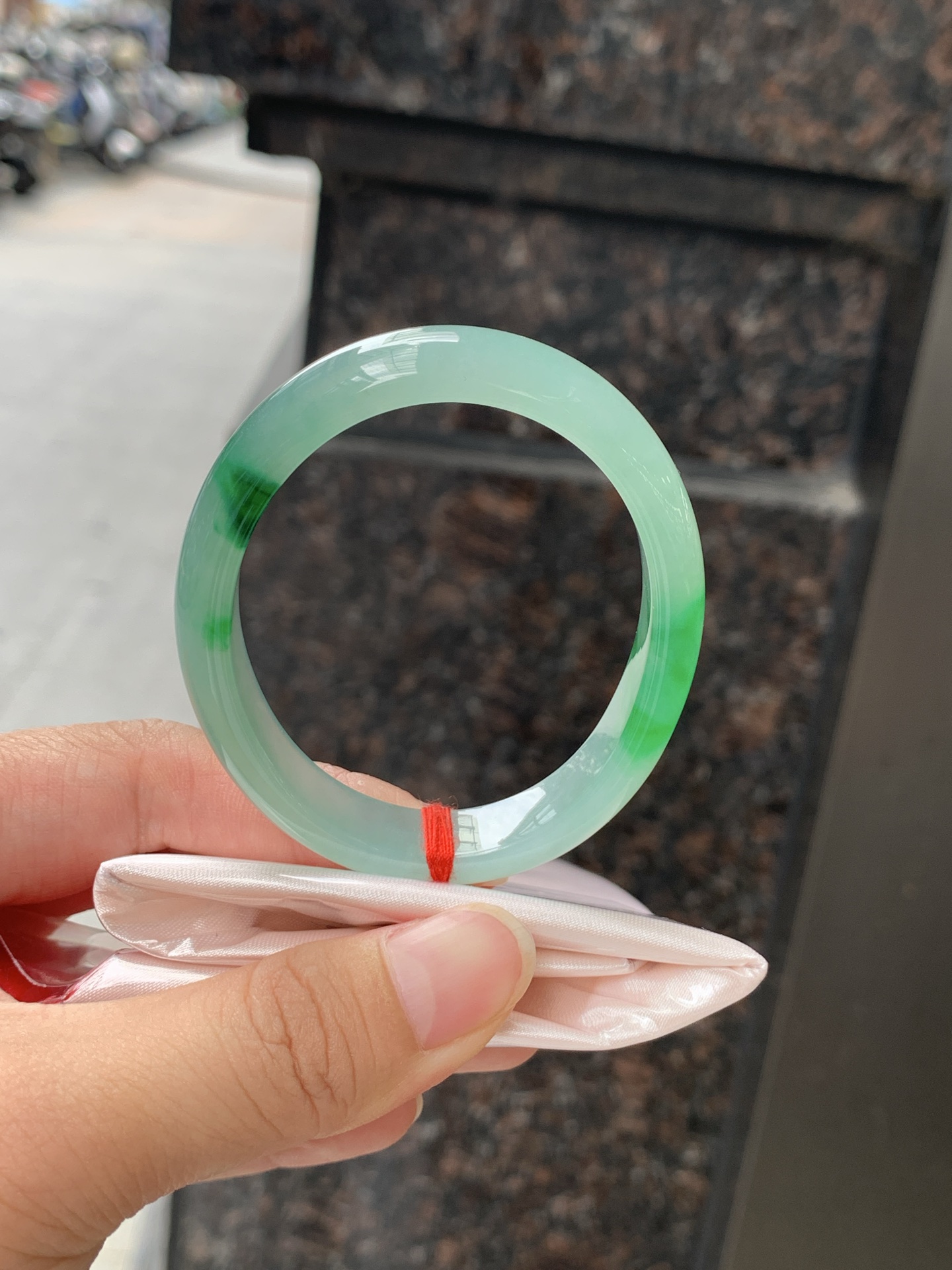 贵妃，底妆冰透胶润，干净细腻，简约却充满灵气，几朵绿花点缀，清新如芽，上有贵气优雅