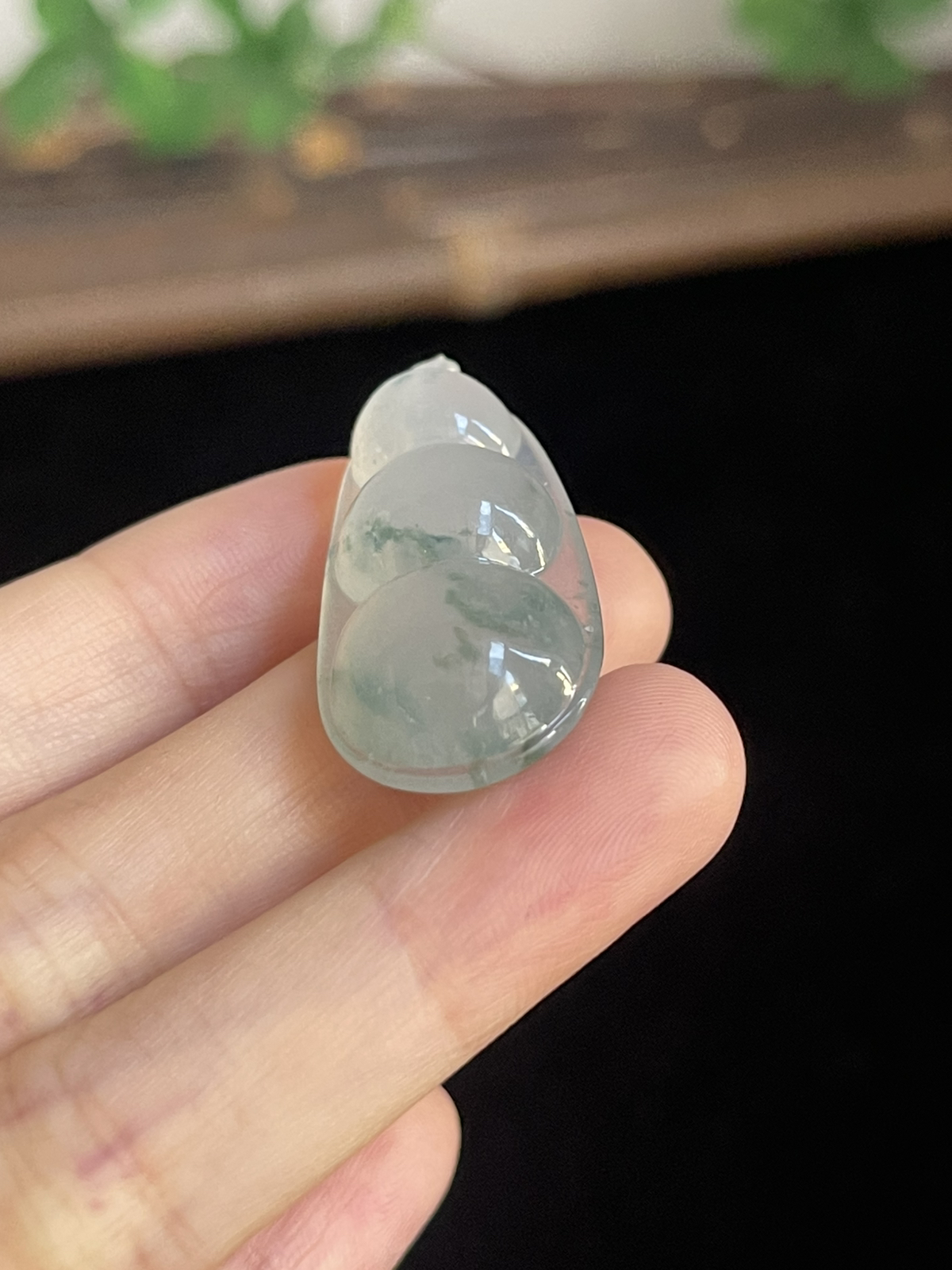 翡翠冰糯种淡绿色飘花福豆