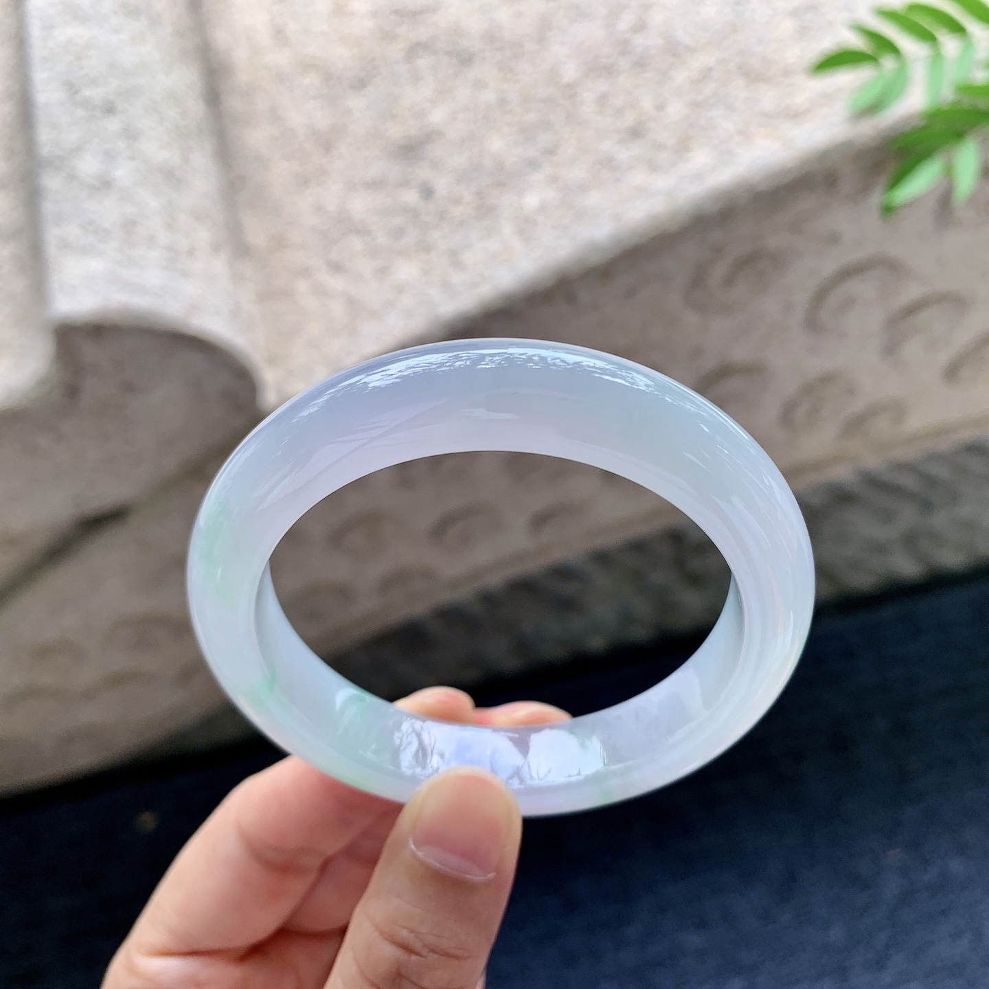 正圈53 54【圈口】54/11.5/8.2【编码】C5071139【描述】细糯春彩，水润，种老，细腻，打灯有絮线