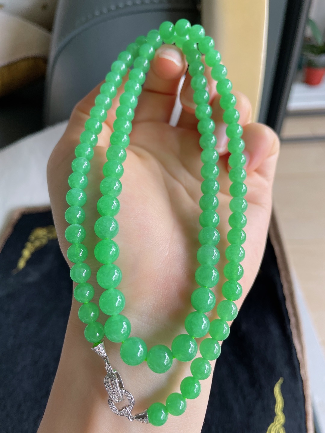 天然翡翠A货，冰满绿珠链，尺寸：6.3-7.3mm90颗。【编1390】