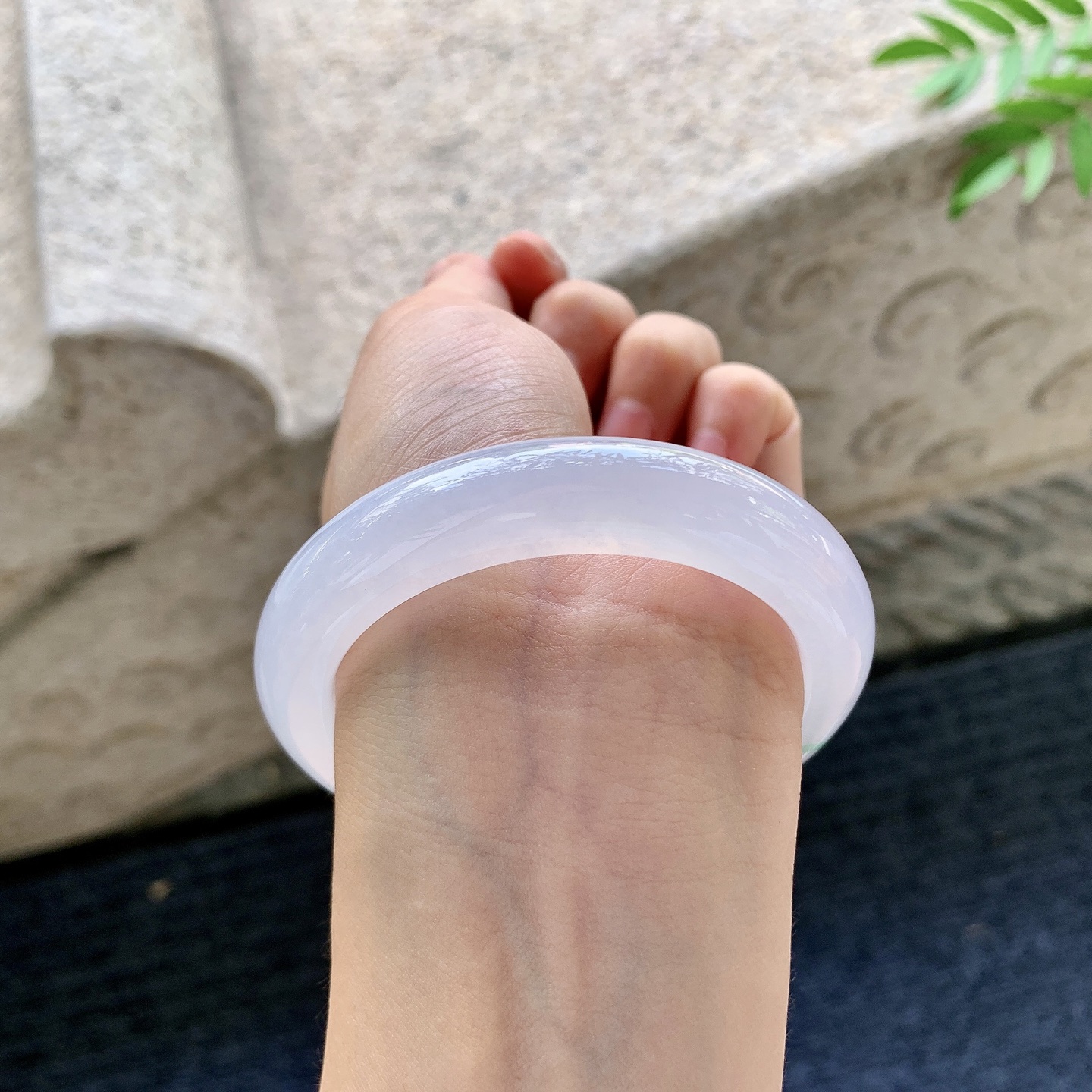 正圈53 54【圈口】54.5/12/9【编码】LH071136【描述】冰糯粉紫飘绿、水润，种老，细腻，无裂