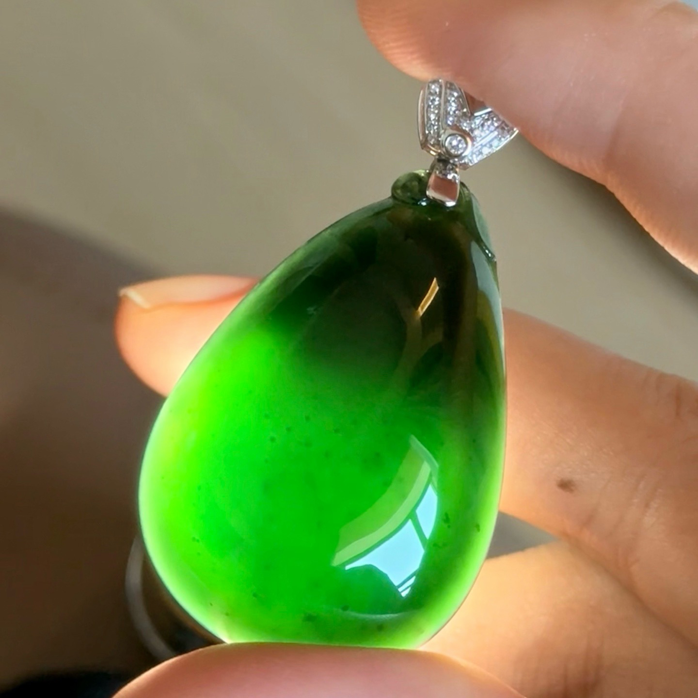 精品18k墨翠水滴吊坠 种好色正 黑度极好 打灯通透 油性十足 尺寸46