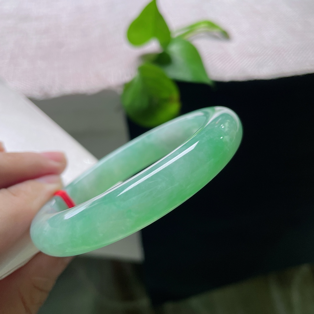55.2/11.4/8.6，满色正圈，无裂，种质细腻水头十足，翠色匀净，自带贵气珠光。ss57143a