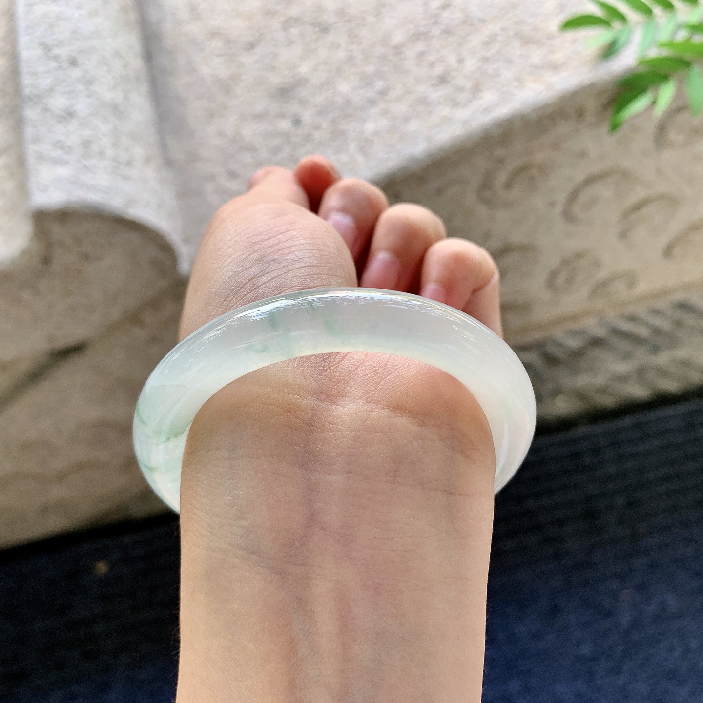 圆条51 52【圈口】52.2/9.7/9.5【编码】C5071122【描述】冰糯飘花，水润，种老，细腻，打灯有棉纹