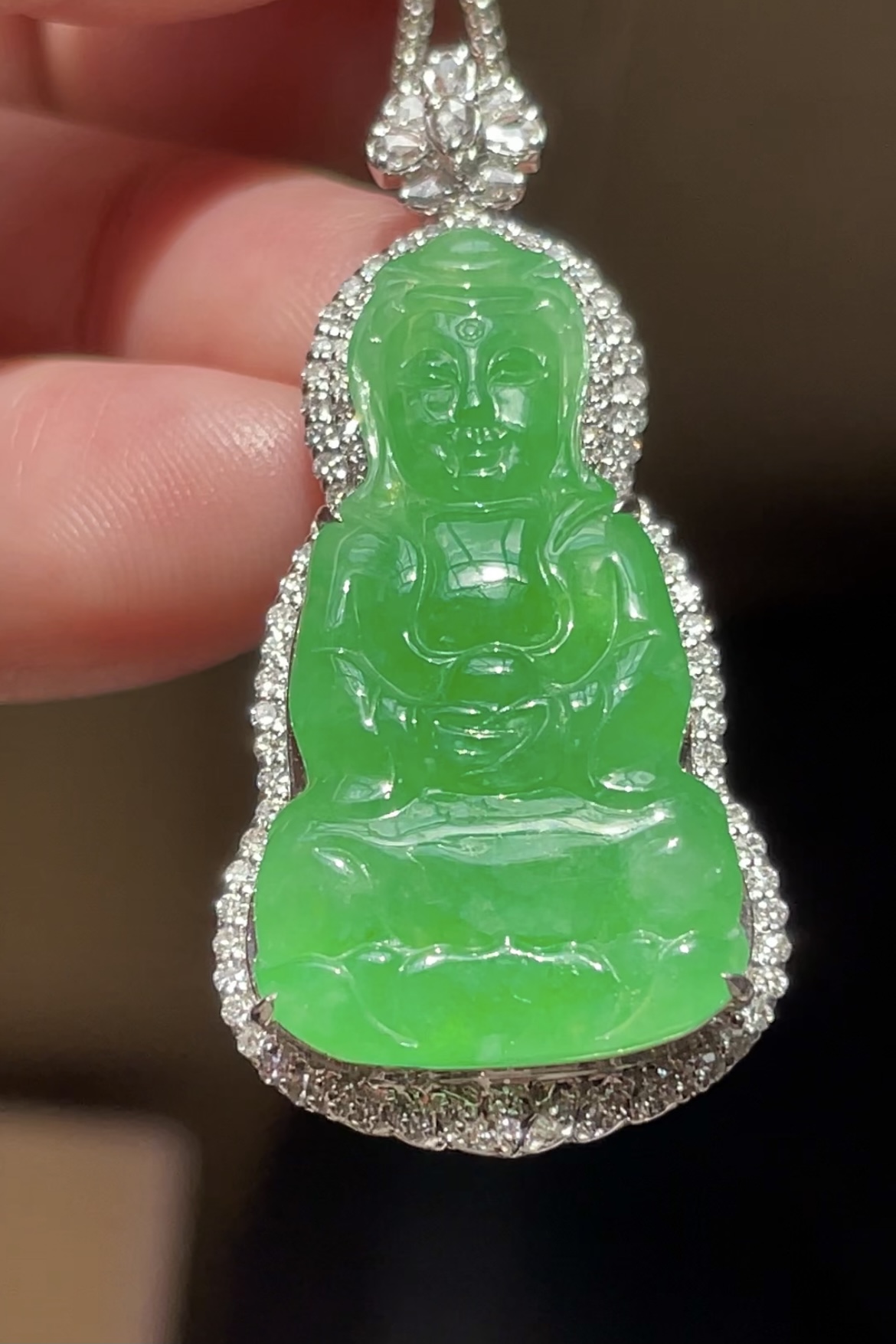 【高冰阳绿，观音】大件饱满，通透水润，玉质细腻，翠色鲜艳，18k金奢华钻石镶嵌，29-15.7-3.