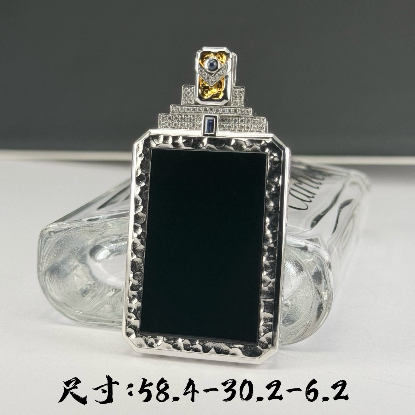 精品18k墨翠无事牌 种好色正 黑度极好 打灯通透 油性十足  尺寸58.4