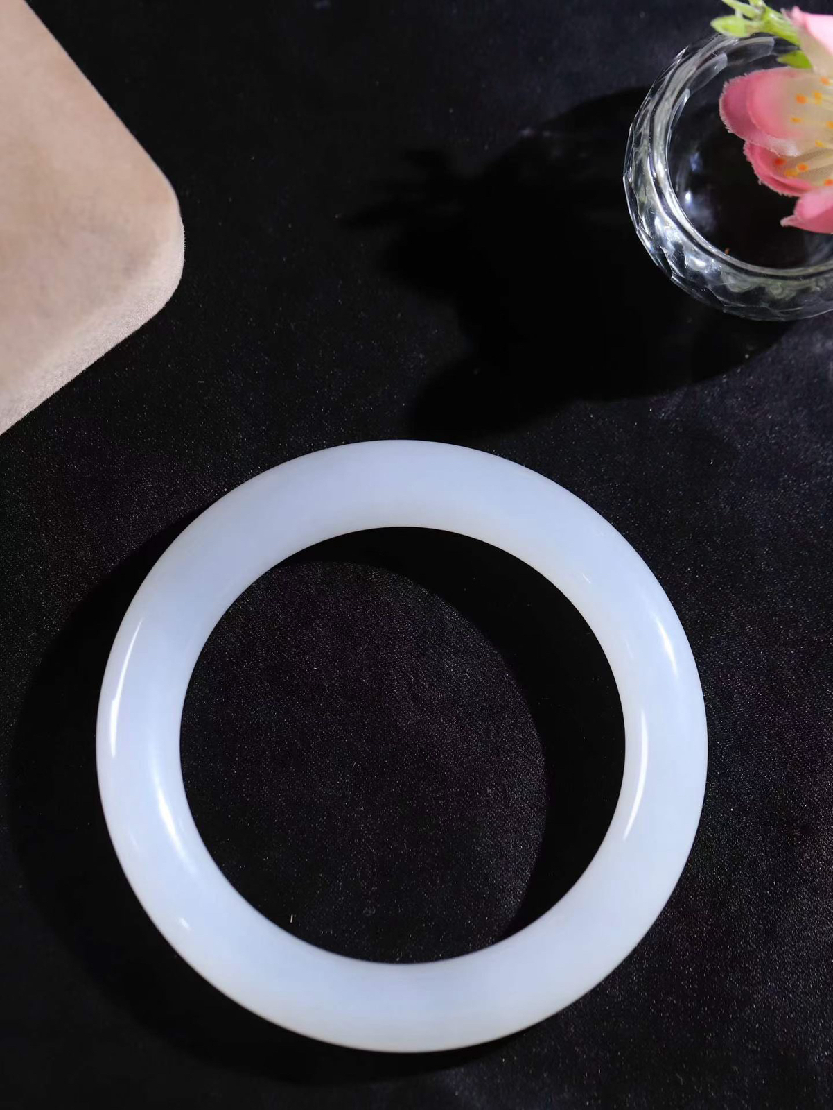 【倾心.手镯】

收藏级臻品️和田玉白玉圆条手镯 玉质温润细腻 油性十足 手感舒适，高华雅逸，线条流畅，简约大气，美自天成，素雅高贵。佩戴于腕间，婉约之美，举手投足间透出那份低调奢华。 重60.32克 内径57mm 尺寸11-11mm  2370880Y