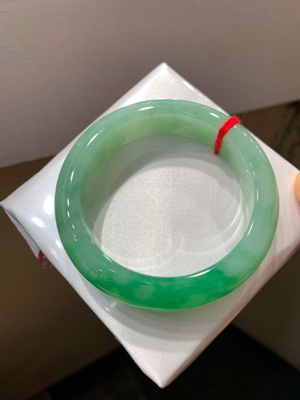 尺寸50.9/12.1/7.9，糯种带色手镯
细腻水润