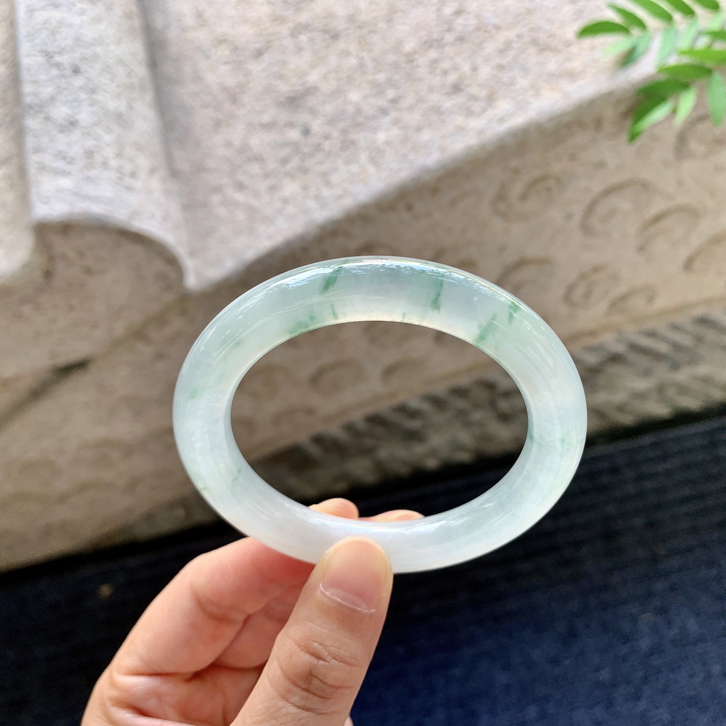 圆条51 52【圈口】52.2/9.7/9.5【编码】C5071122【描述】冰糯飘花，水润，种老，细腻，打灯有棉纹