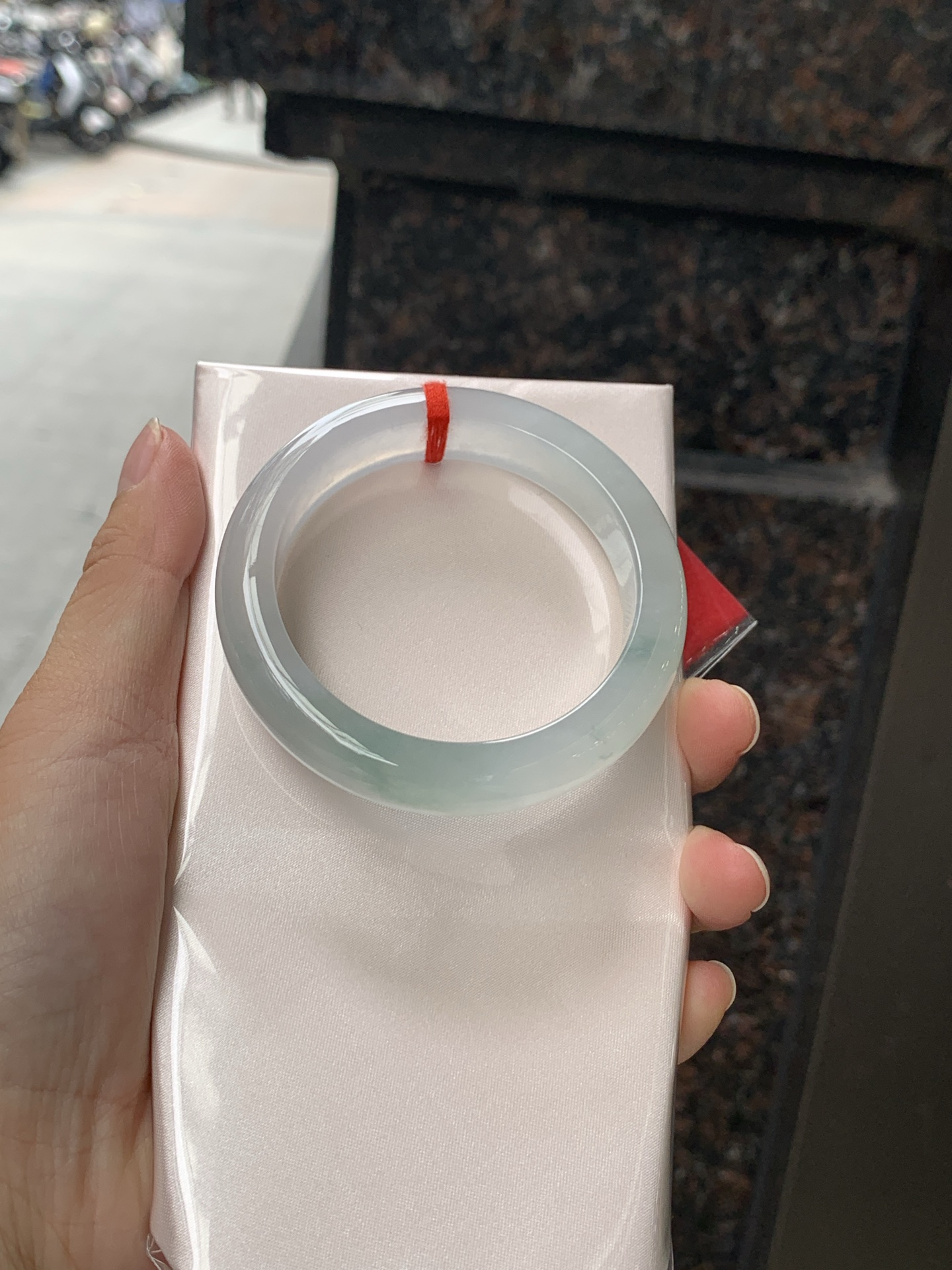 冰飘花正圈 51.7-12-8.4 0710-N1185 无裂，底妆冰润起光感，水头足肉质细，佩戴上手珠光宝气优雅迷人。