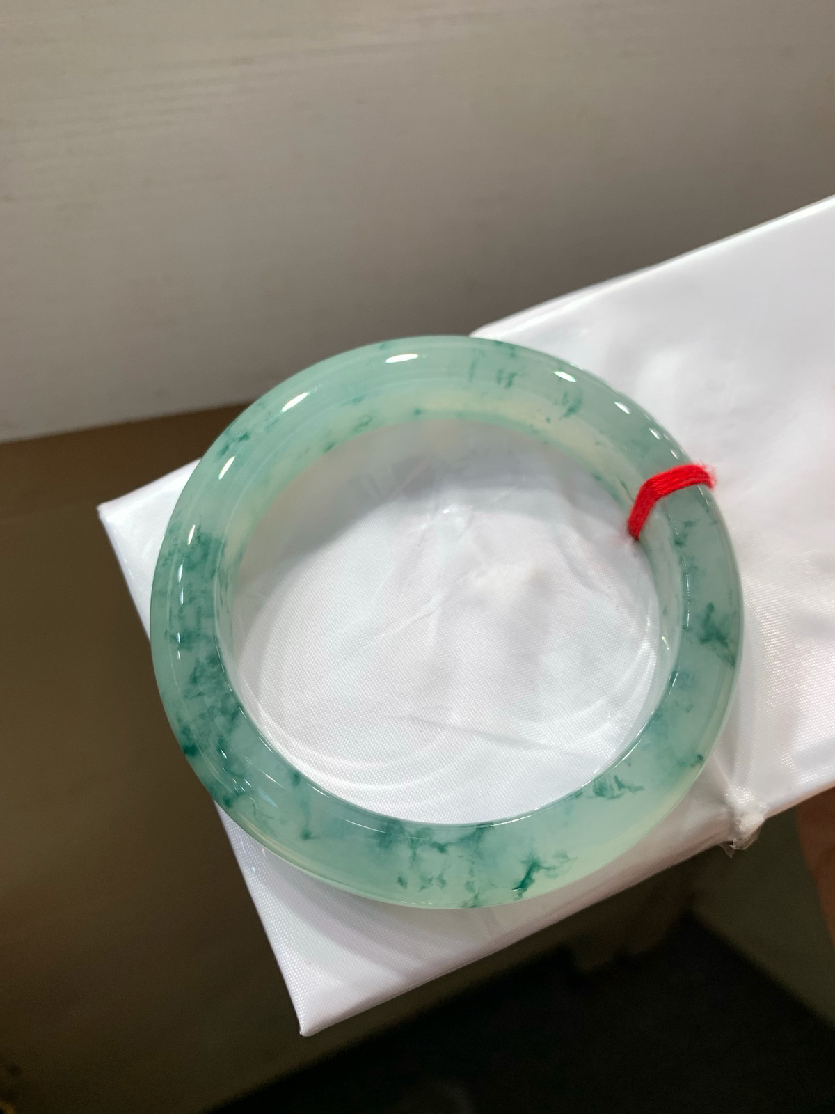 尺寸57.5/12.8/9.4，冰飘花手镯
冰透细腻 种老肉细