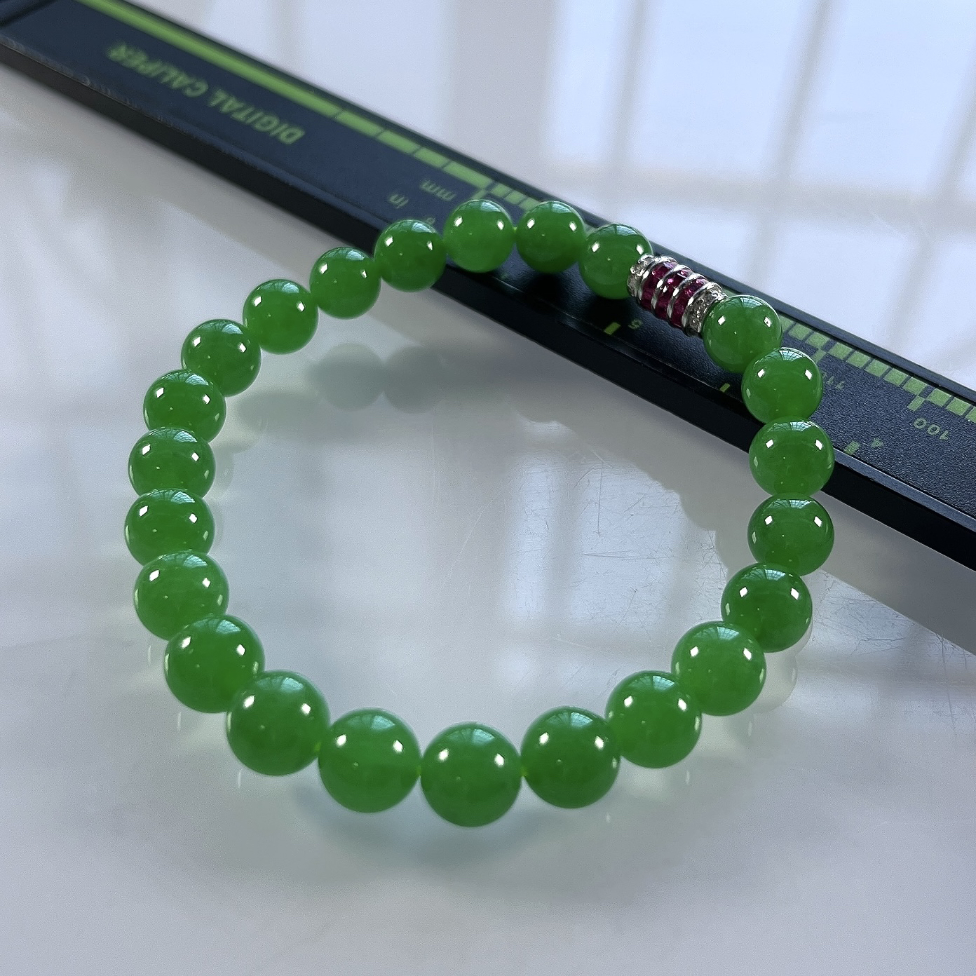 收藏传承级别，缅甸天然翡翠A货，卡7.8冰种起胶浓正阳绿圆珠手串手链，尺寸：7～7.8mm/23颗，长度175mm，重量：16.42g，925银扣。