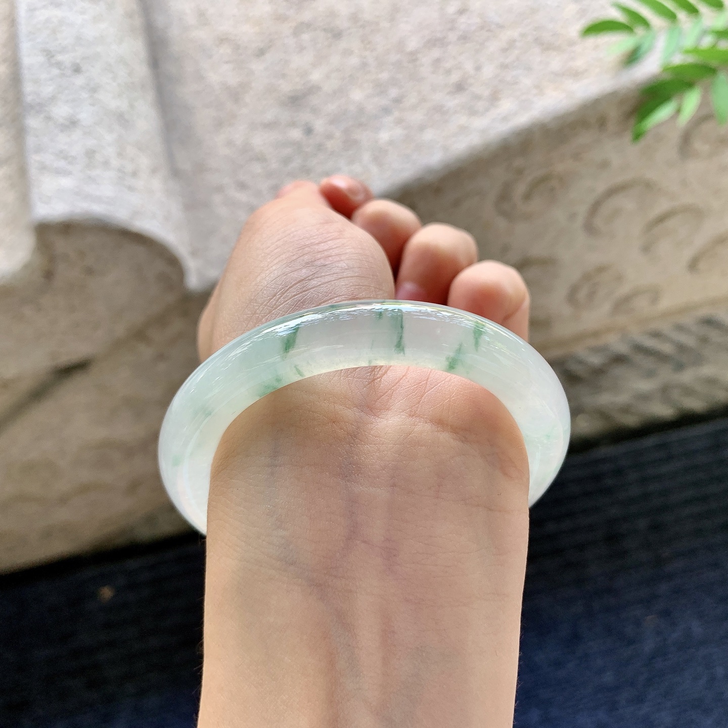 圆条51 52【圈口】52.2/9.7/9.5【编码】C5071122【描述】冰糯飘花，水润，种老，细腻，打灯有棉纹