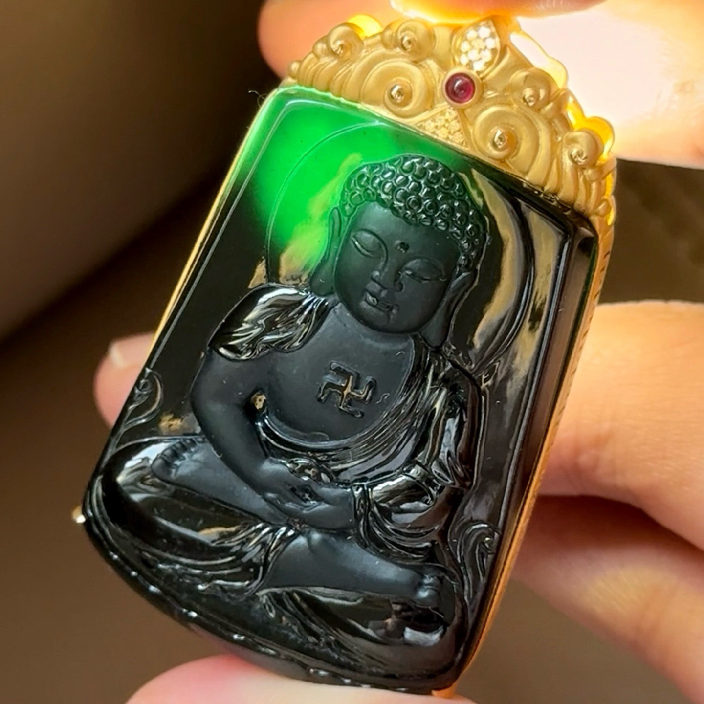 精品18k墨翠大日如来 种好色正 黑度极好 打灯通透 油性十足  尺寸54.8