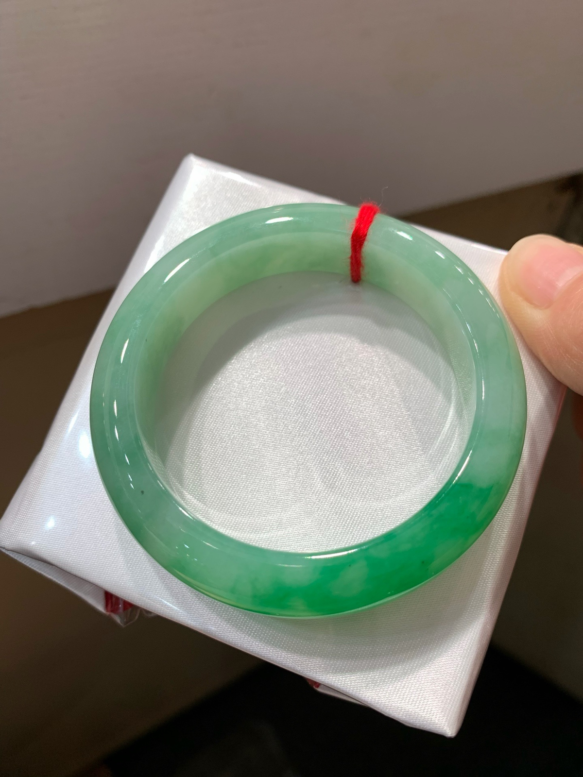 尺寸50.9/12.1/7.9，糯种带色手镯
细腻水润
