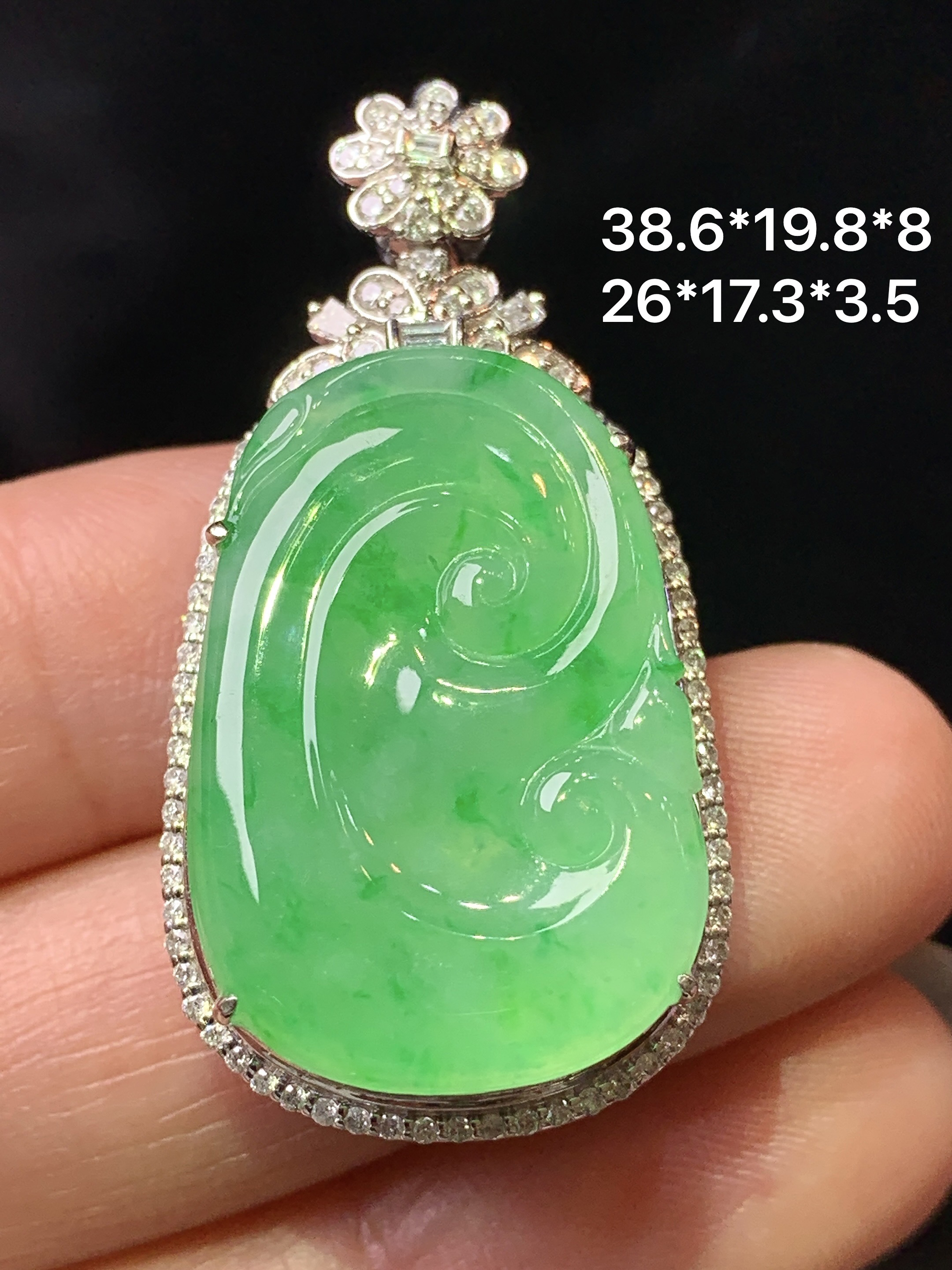 18k金钻镶嵌阳绿如意吊坠 玉质细腻 色泽艳丽清新 整体尺寸38.6*19.8*8 a4