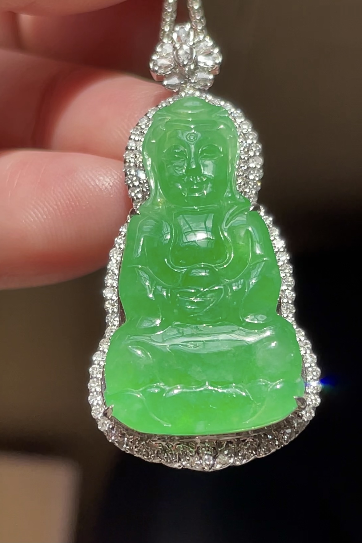 【高冰阳绿，观音】大件饱满，通透水润，玉质细腻，翠色鲜艳，18k金奢华钻石镶嵌，29-15.7-3.3