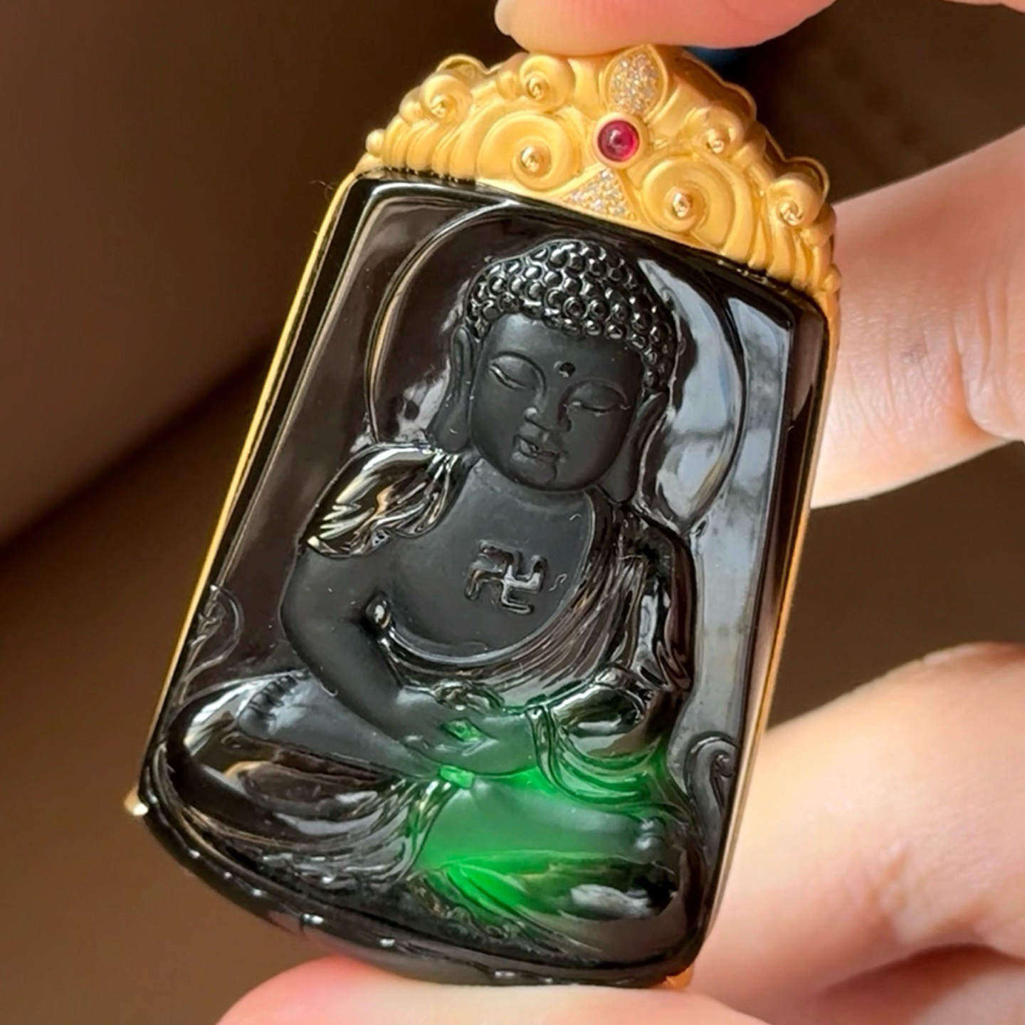 精品18k墨翠大日如来 种好色正 黑度极好 打灯通透 油性十足  尺寸54.8