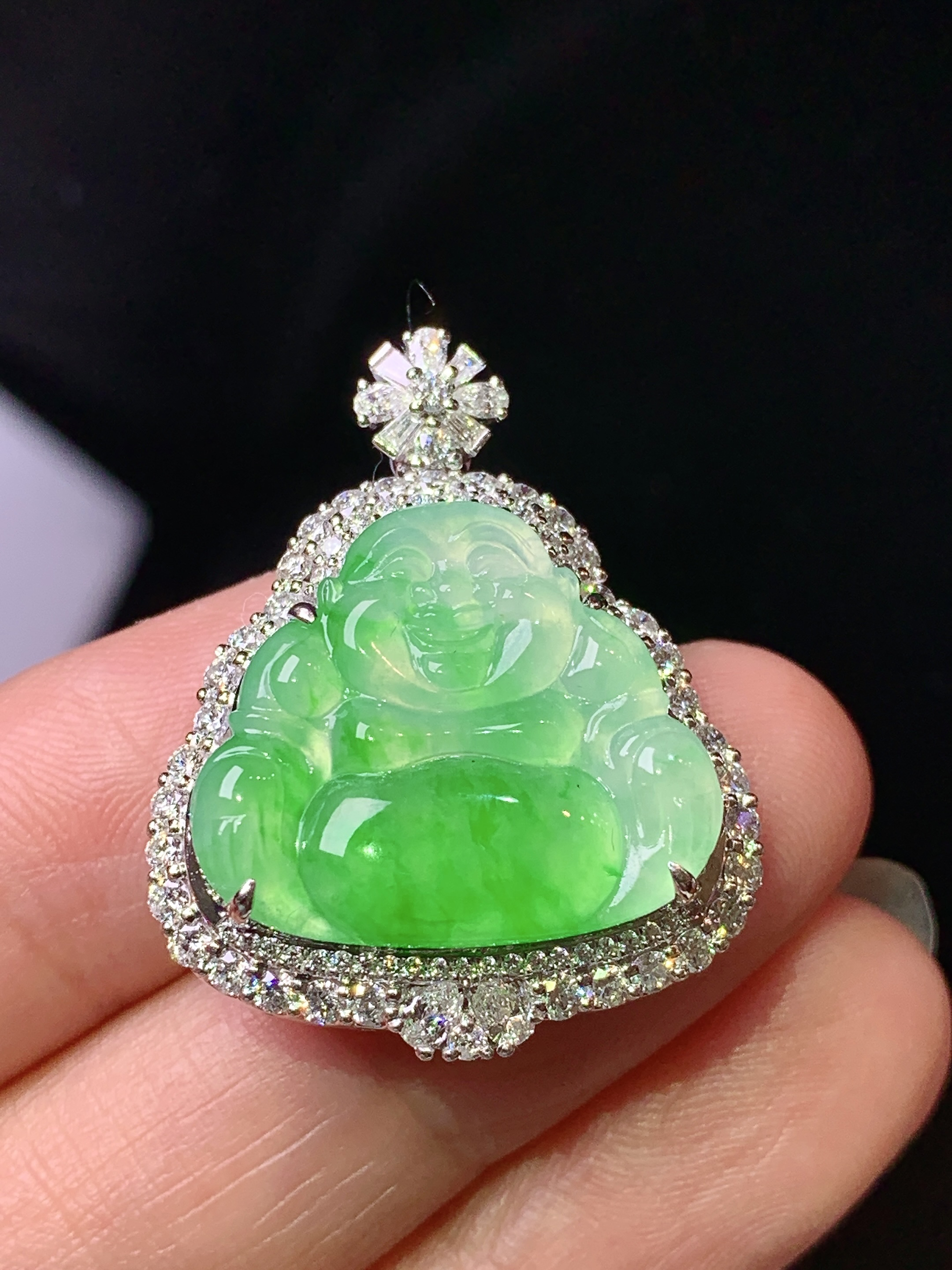 18k金钻镶嵌冰阳绿佛公吊坠 玉质细腻 色泽艳丽清新 整体尺寸30*24*9 b3