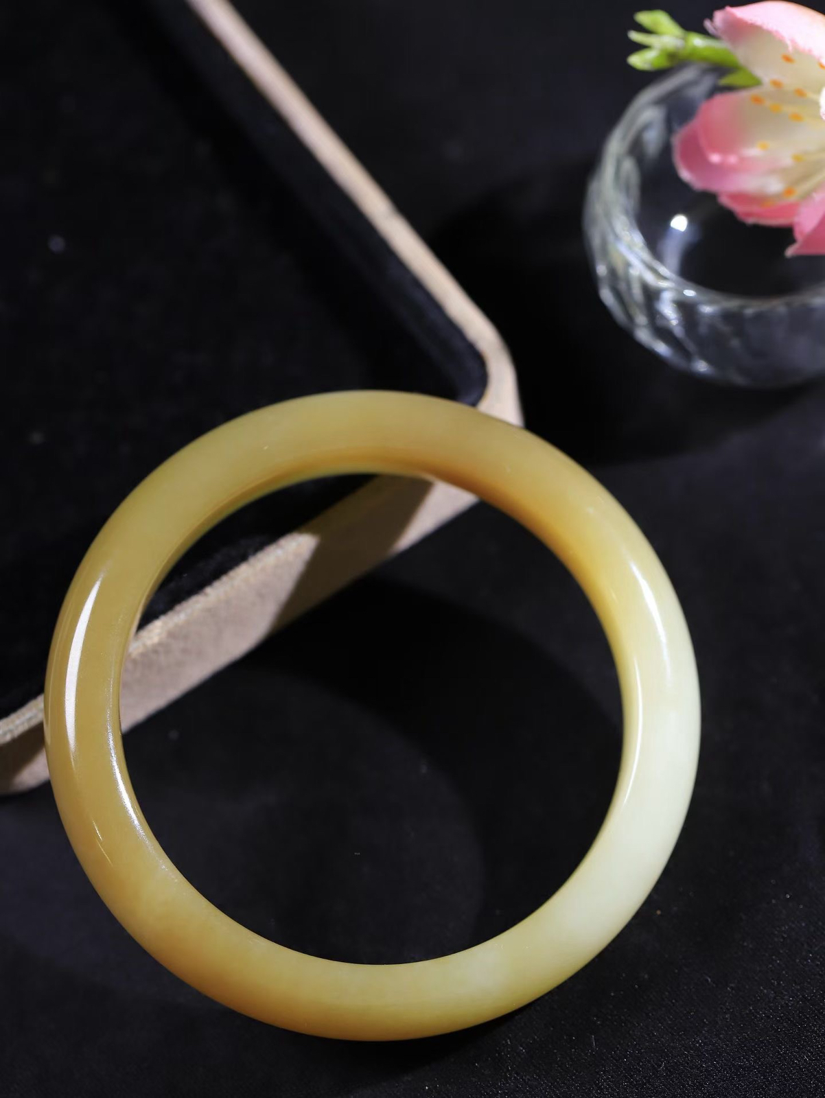 【花样年华·手镯】

精品️和田玉糖白玉手镯，质地油润细腻，色泽高贵典雅，镯型古朴典雅。在诗情画意的雨巷相遇，你是我腕间的一抹风情，有你眸有深情，清风荡漾湖间静水，我愿俯身低眉，在烟波涟漪处，寻你深情倩影。内径53.5mm尺寸12-8mm 重45克fDy-78701041