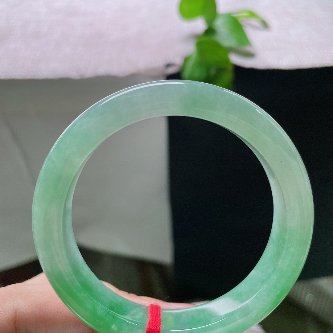 绿底飘色正圈，正装翡翠镯温润起莹，翠色流光，一身珠光宝气。ss55839a