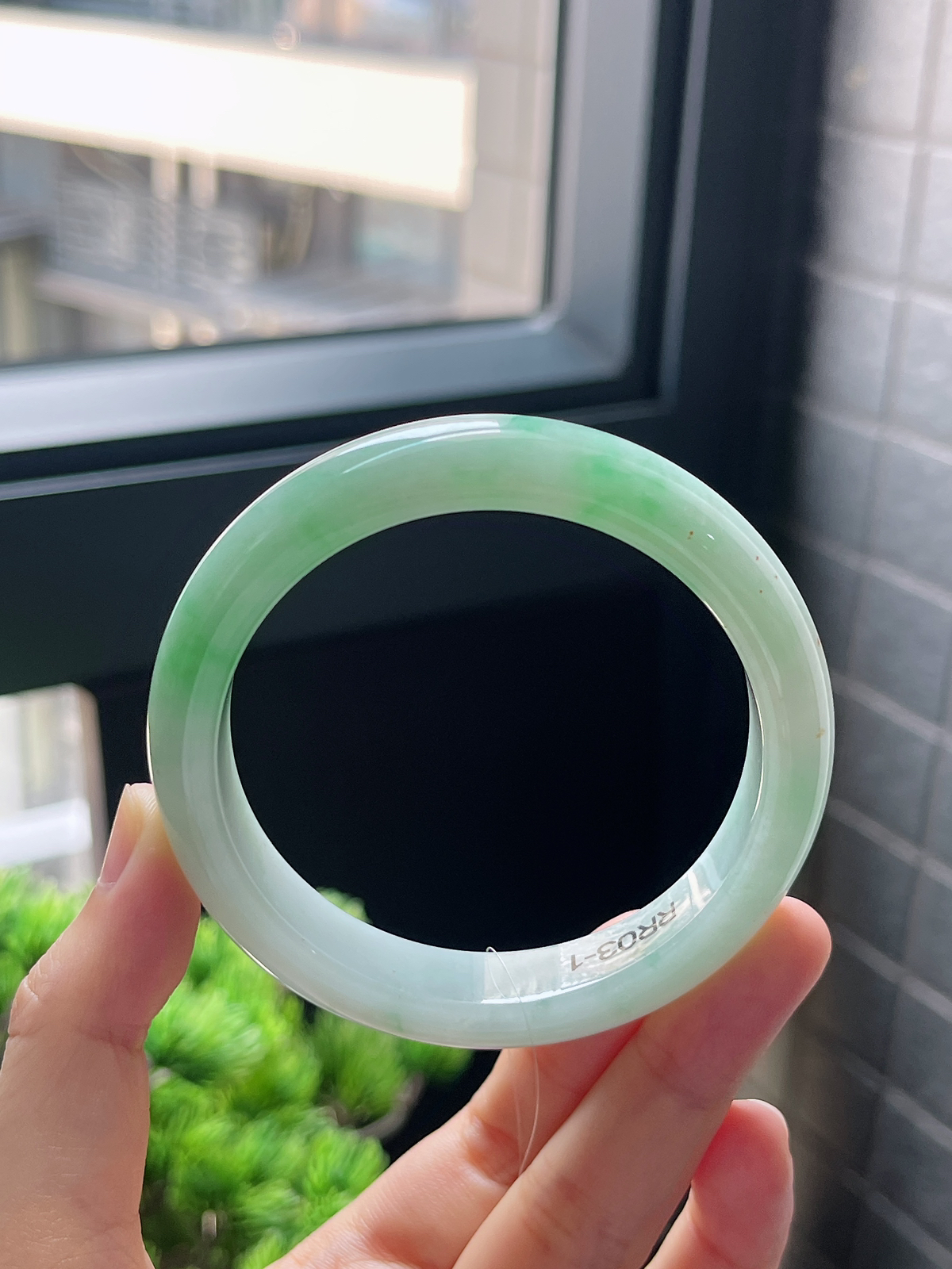 正圈57.5圈口，翡翠糯化种飘绿手镯