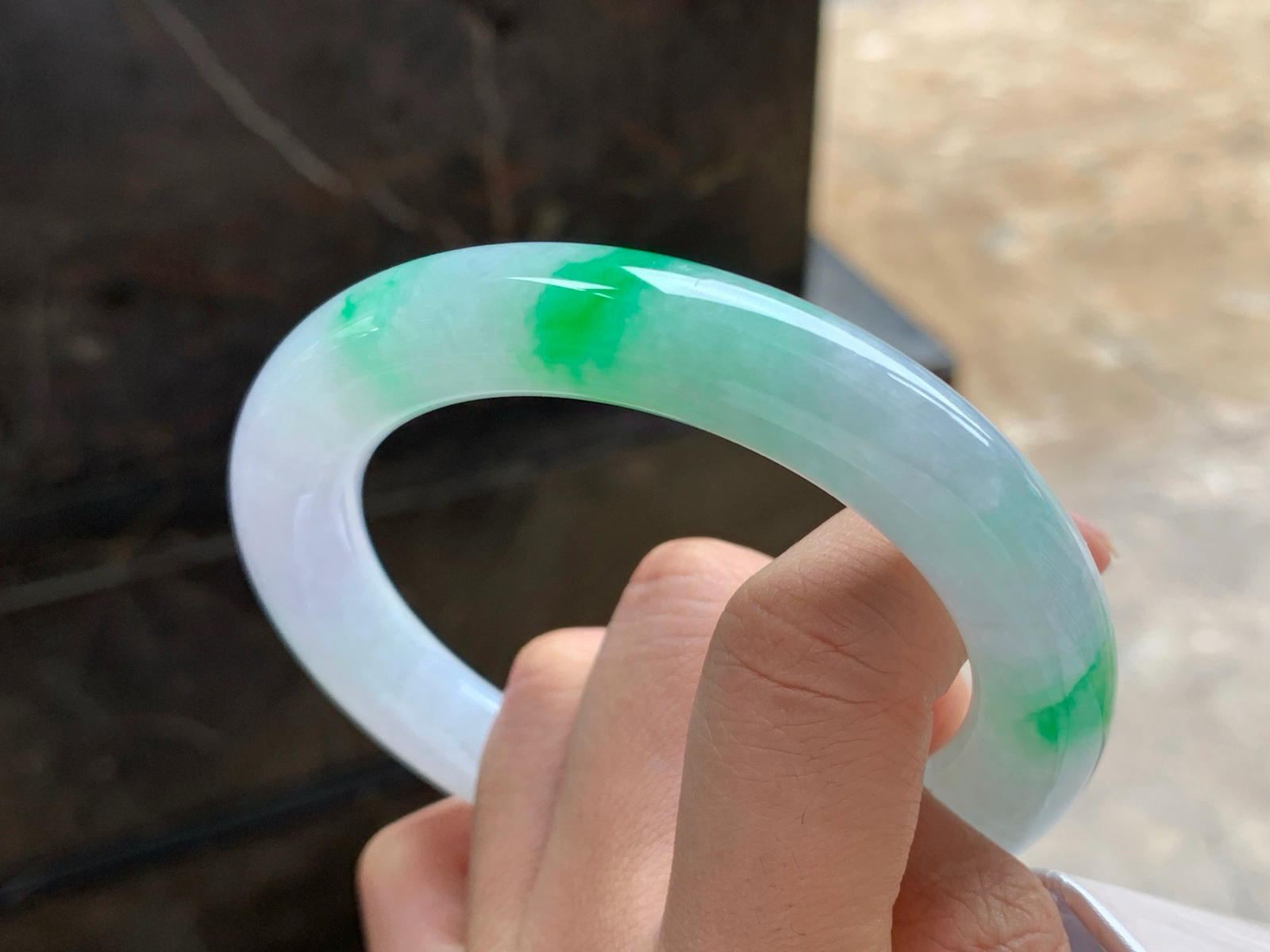 60-12
飘绿圆条手镯^_^鲜艳