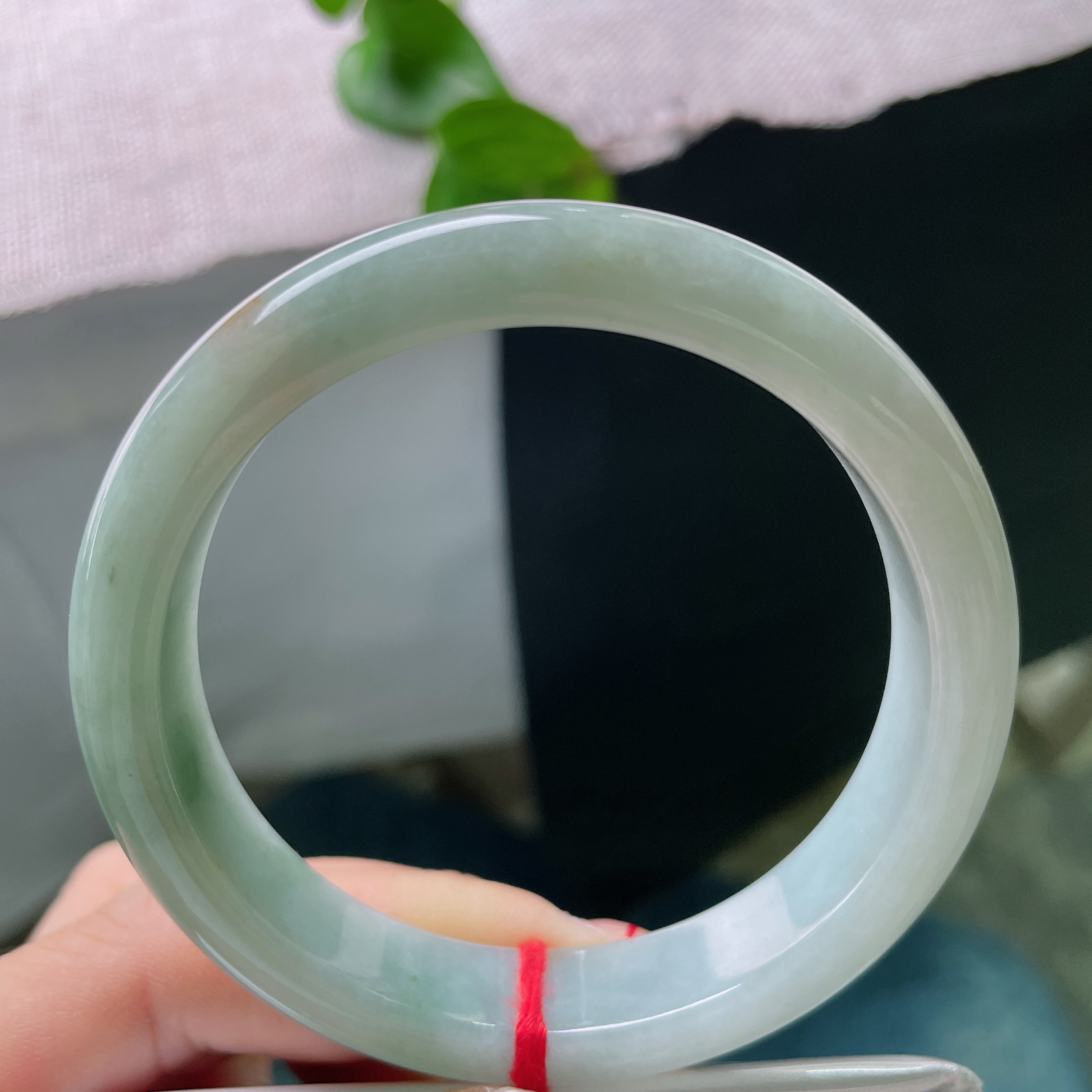 55.7/11.8/8.6，晴底正圈。晶体纹，素翠环身，零星洒金点缀，清冷玉色揉进暖融融细碎霞光。s