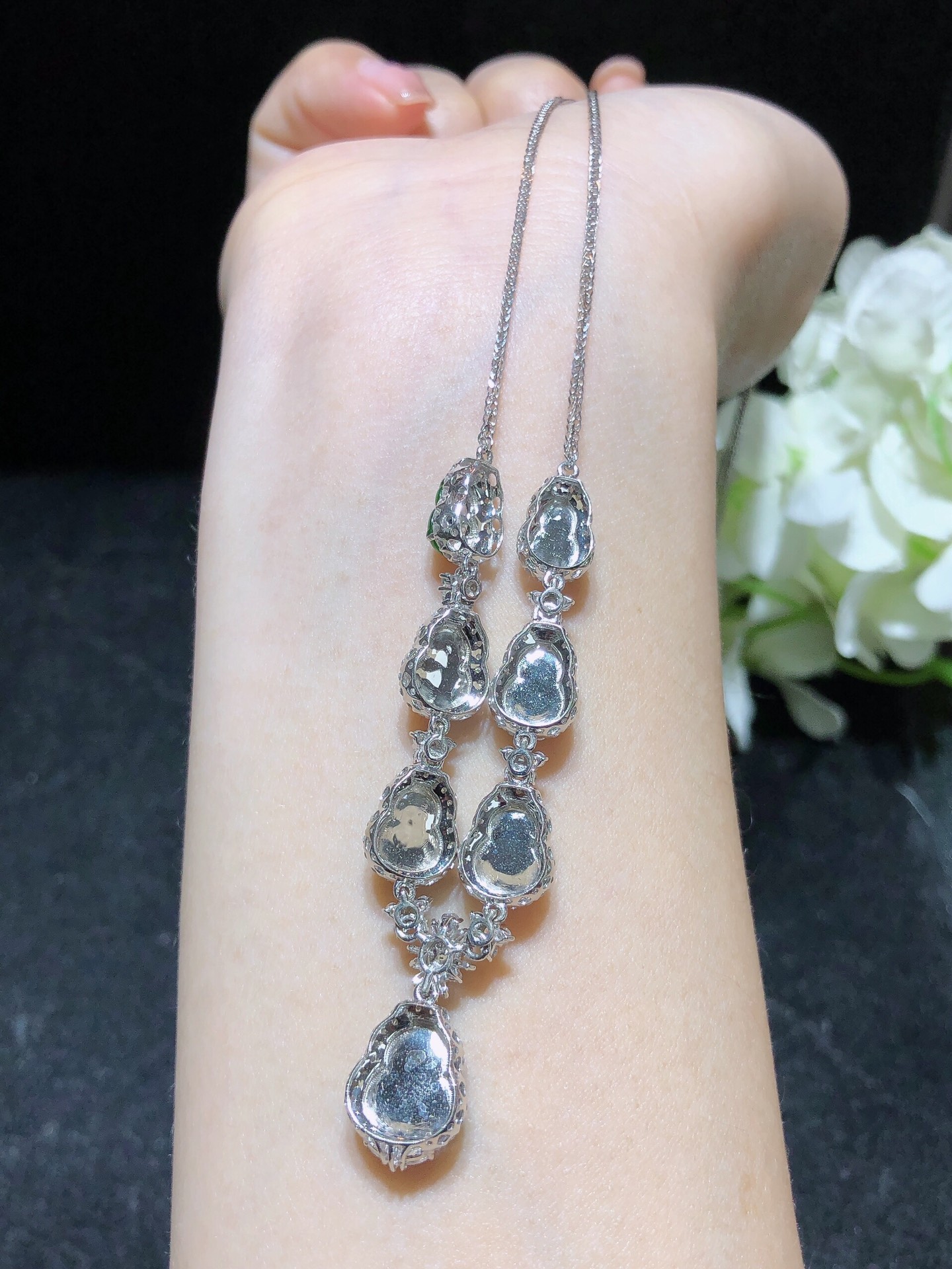18K金镶 阳绿葫芦锁骨链   水润色艳 品相饱满 苹果拍摄，实物更好看，10-8.1-2.8