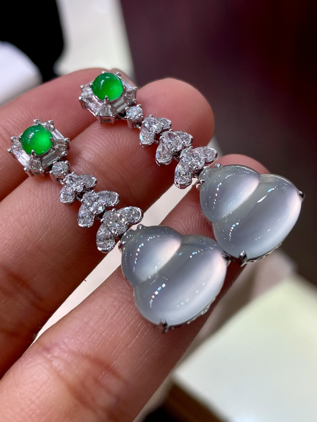 ️翡翠A货 葫芦耳环 高冰起光，料子冰润细腻，种老起光，18k金镶真钻，上身佩戴效果很好 整体3