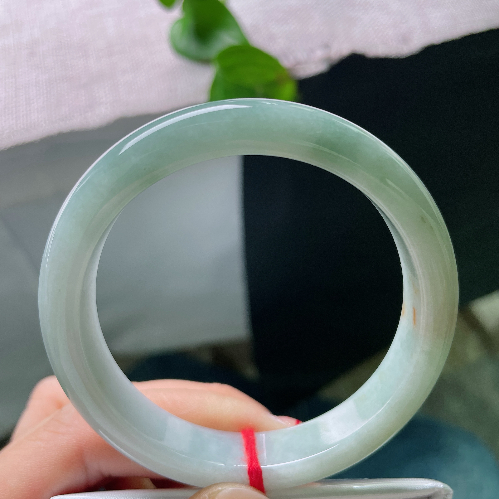 55.7/11.8/8.6，晴底正圈。晶体纹，素翠环身，零星洒金点缀，清冷玉色揉进暖融融细碎霞光。s