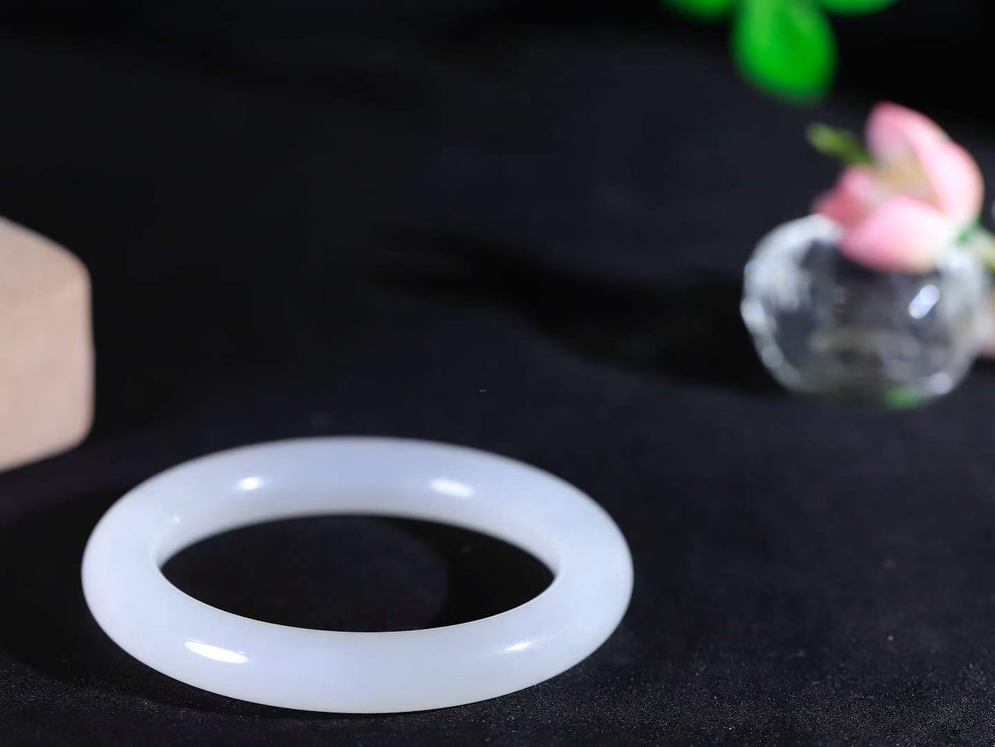 【倾心.手镯】

收藏级臻品️和田玉白玉圆条手镯 玉质温润细腻 油性十足 手感舒适，高华雅逸，线条