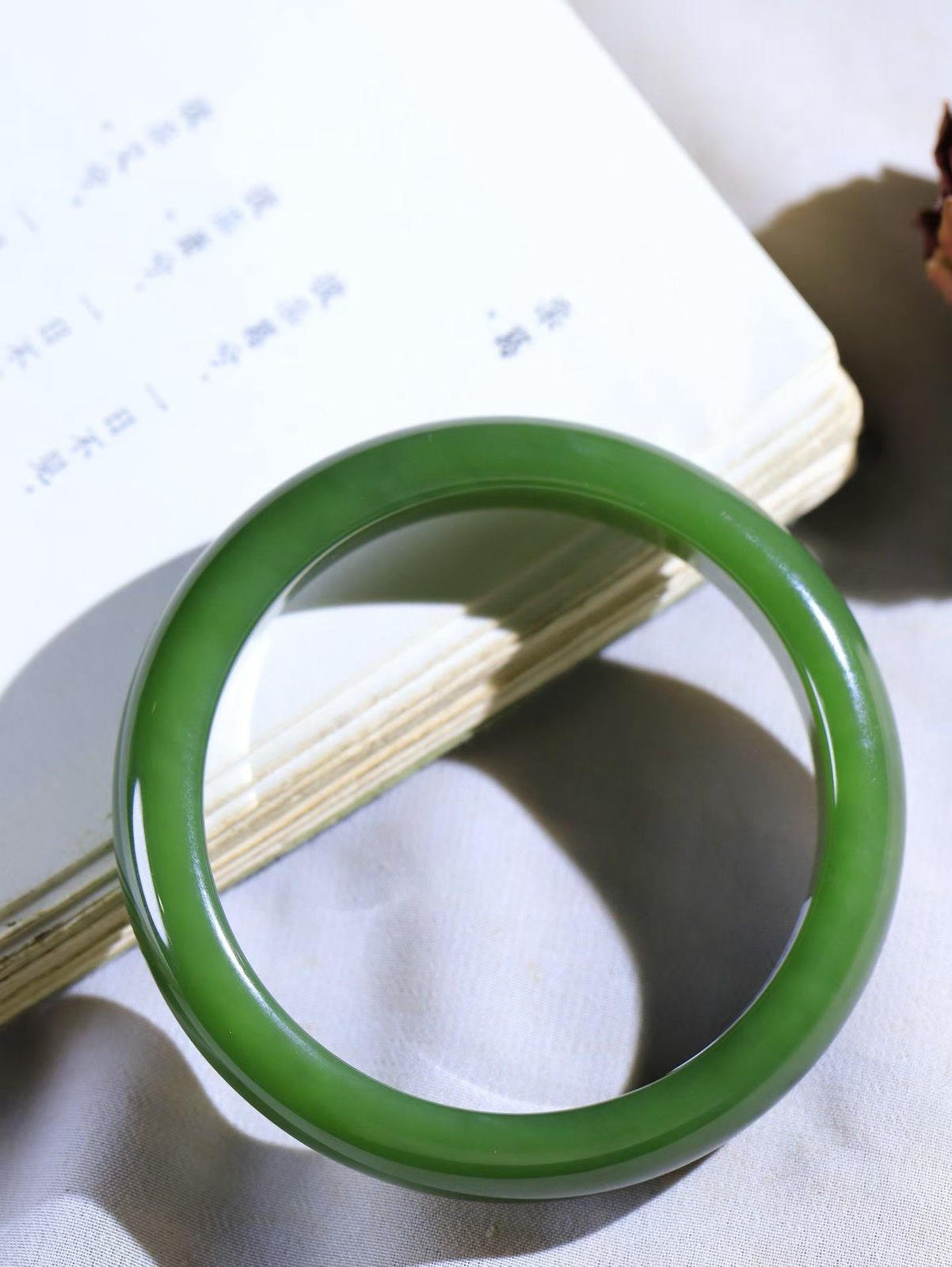 【碧波流转·手镯】

收藏级臻品️和田玉碧玉手镯，玉质细腻温润，手感舒适，️线条流畅，简约大气，美自天成，佩戴于腕间，婉约之美，举手投足间透出那份低调奢华，醉人心扉。
重58.57克 内径圈口59.5mm尺寸12.7-8.2mm  FDA-13502908