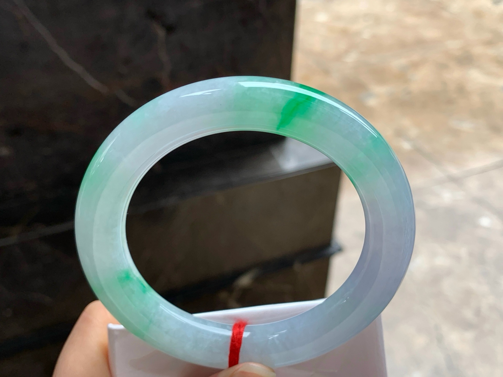 60-12
飘绿圆条手镯^_^鲜艳